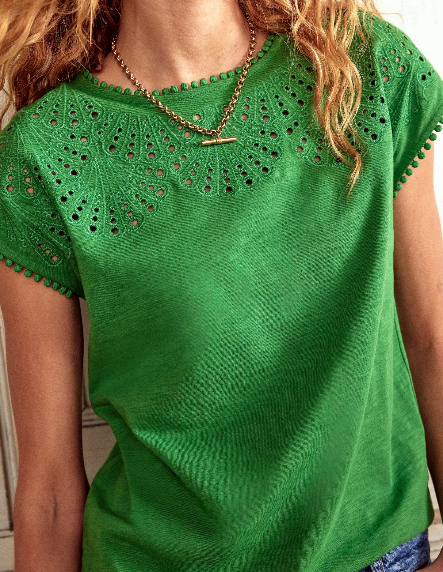 Anya T-Shirt mit Lochstickerei-Paradiesgrün
