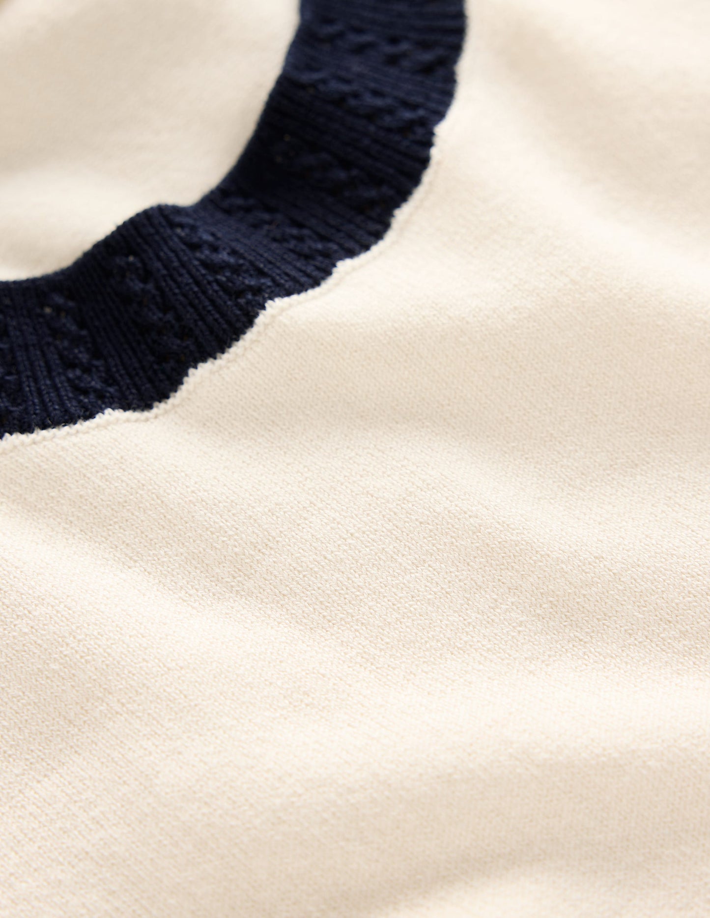 Emilia Baumwoll-T-Shirt mit Rundhalsausschnitt-Warmes Naturweiß, Marineblau