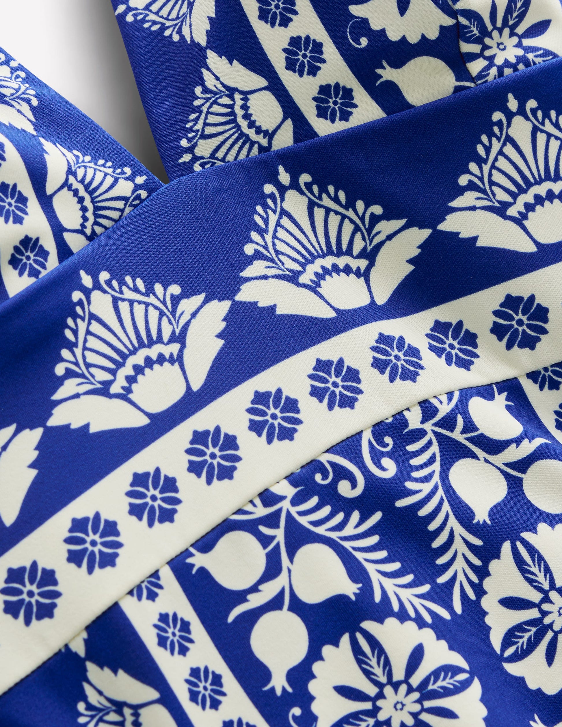 Maillot de bain col V Porto-Bleu vif, motif Ornate Stripe-7