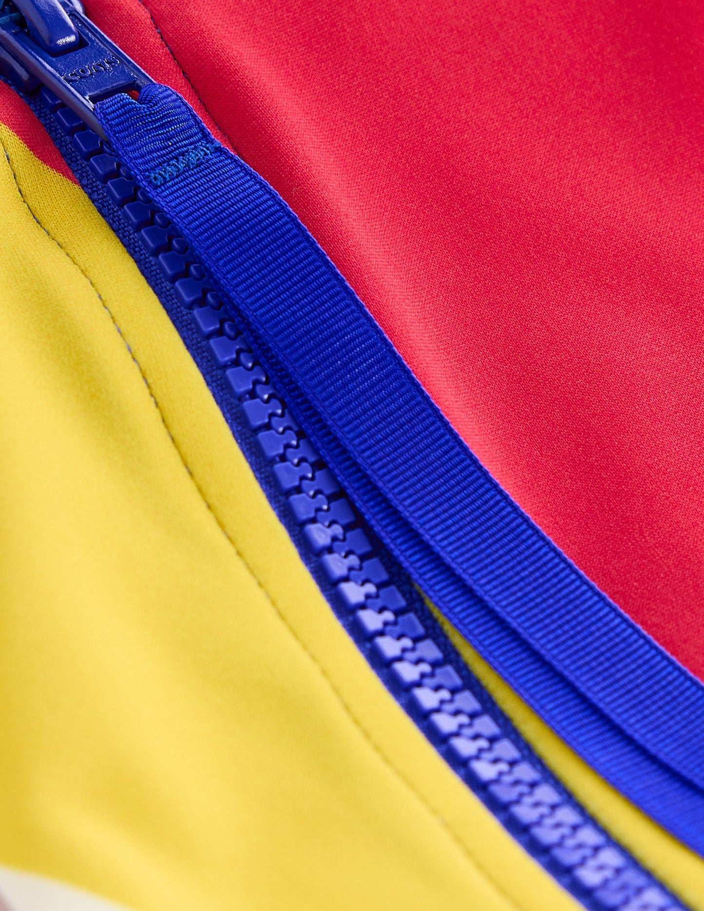 Sportlicher Badeanzug mit Paspel-Bunt, Regenbogendesign