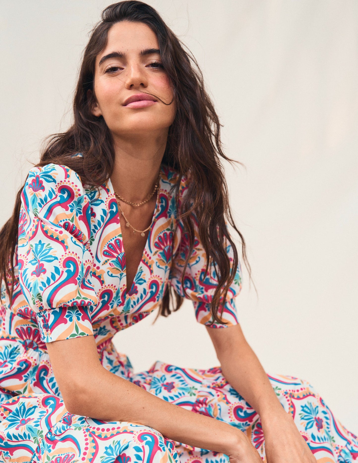 Das Bella Kleid-Bunt, Blumenmuster mit Ornamenten