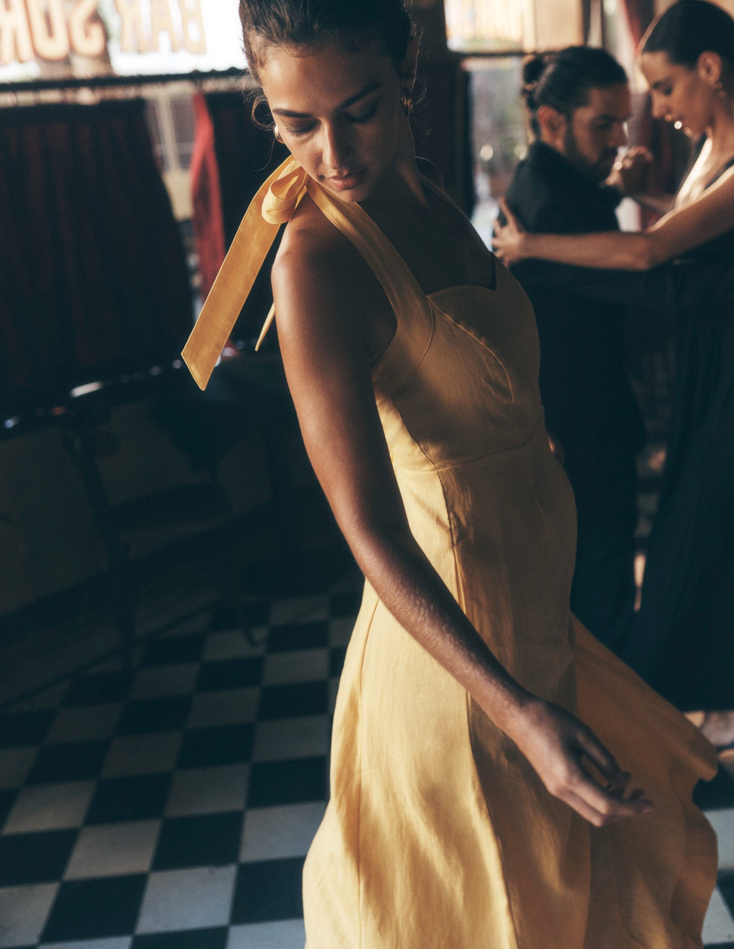 Neckholder-Kleid aus Leinen-Buttermilchgelb
