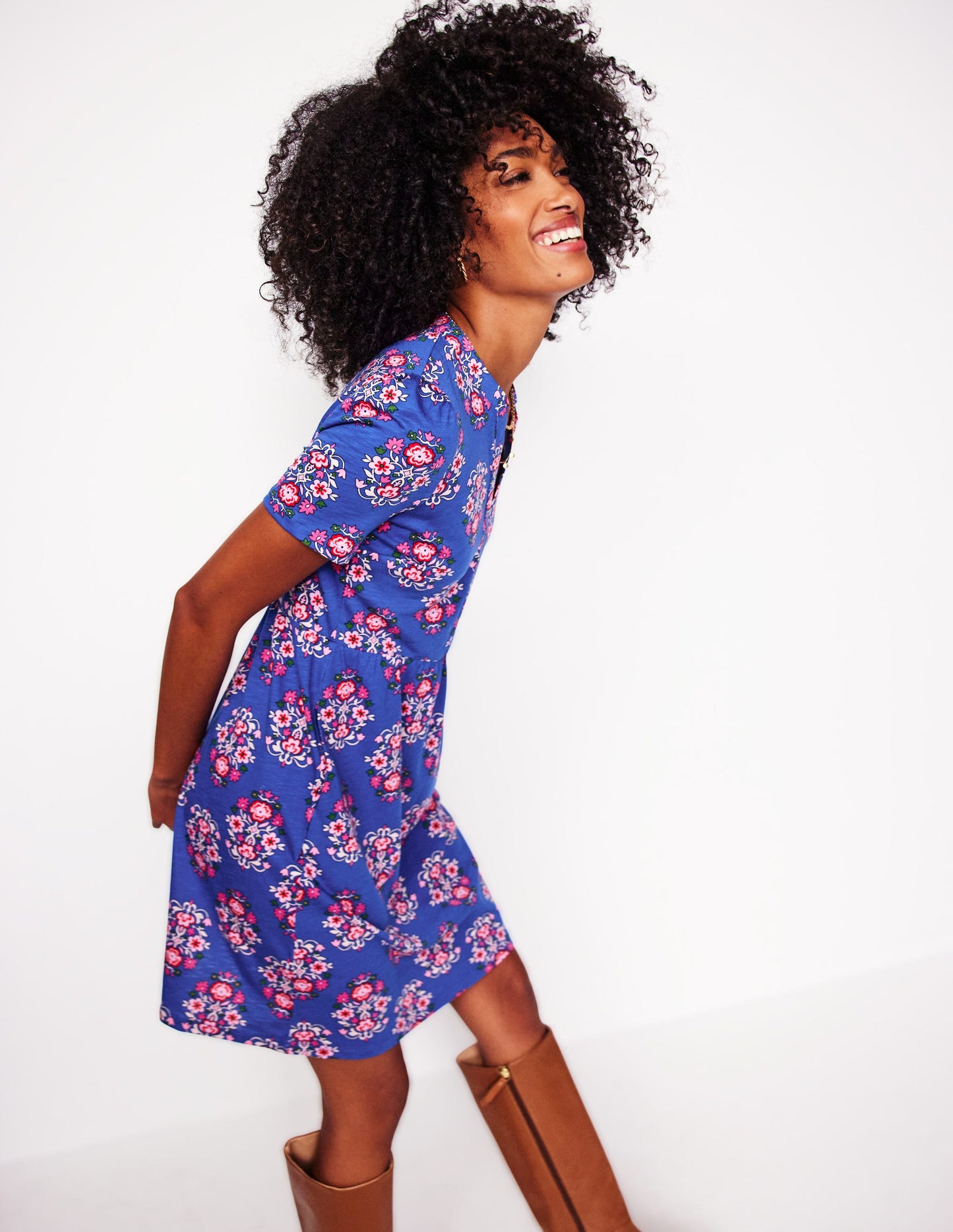 Robe Naomi à manches courtes-Bleu vif, motif Wildflower Stamp