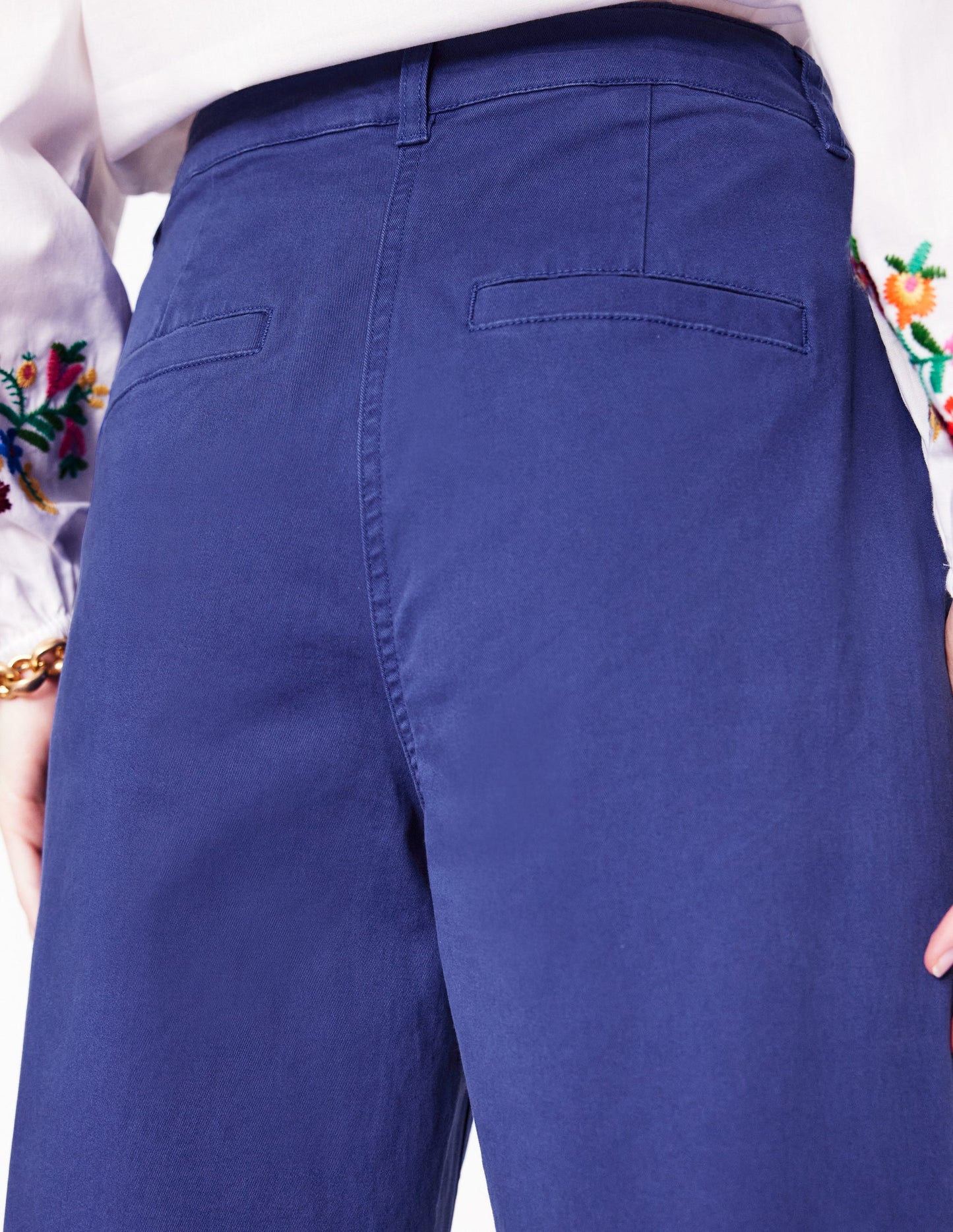 Verkürzte Chinohose mit aufgesetzter Tasche-Aristocratic Blue/ Ivory Stripe