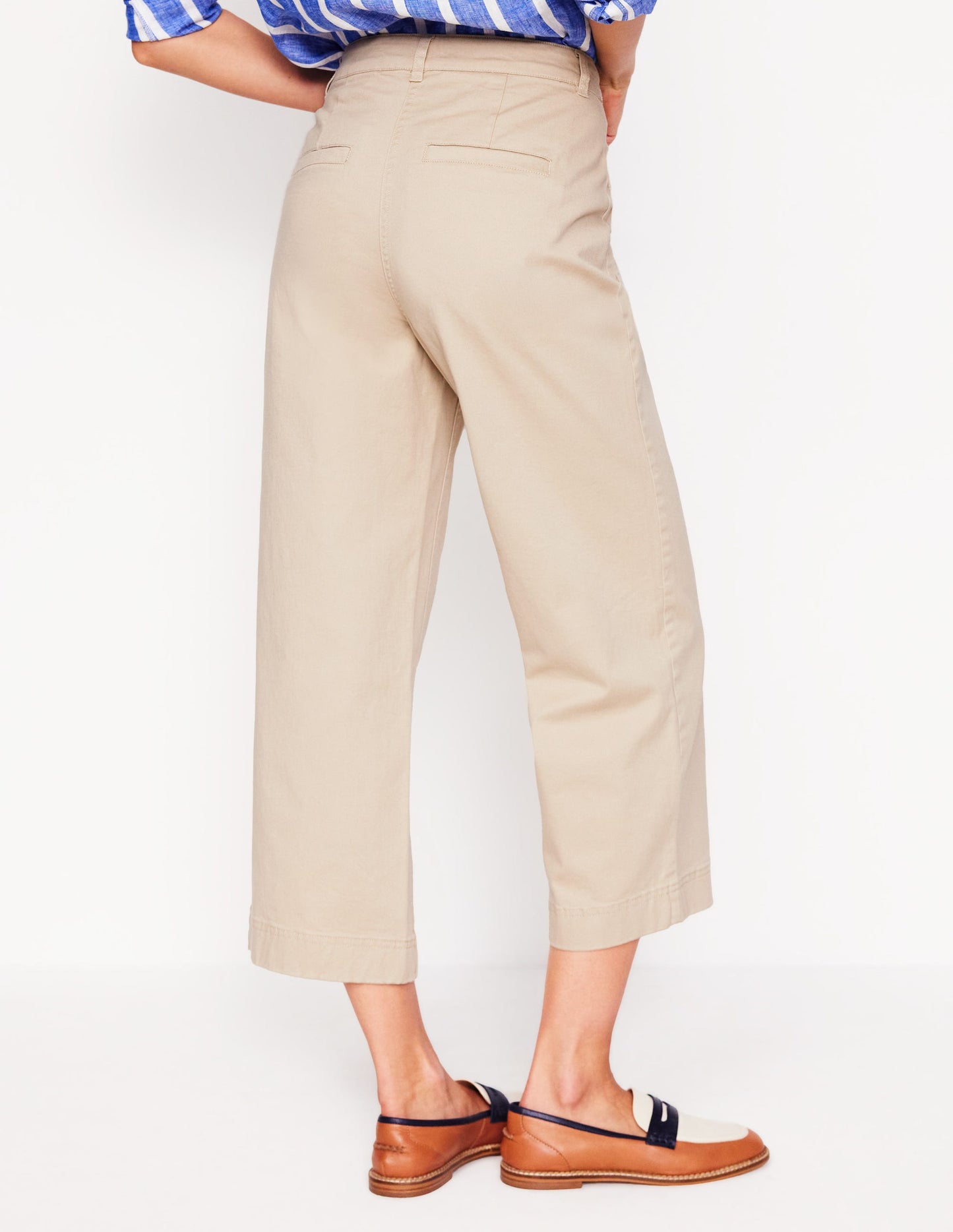 Verkürzte Chinohose mit aufgesetzter Tasche-Beige