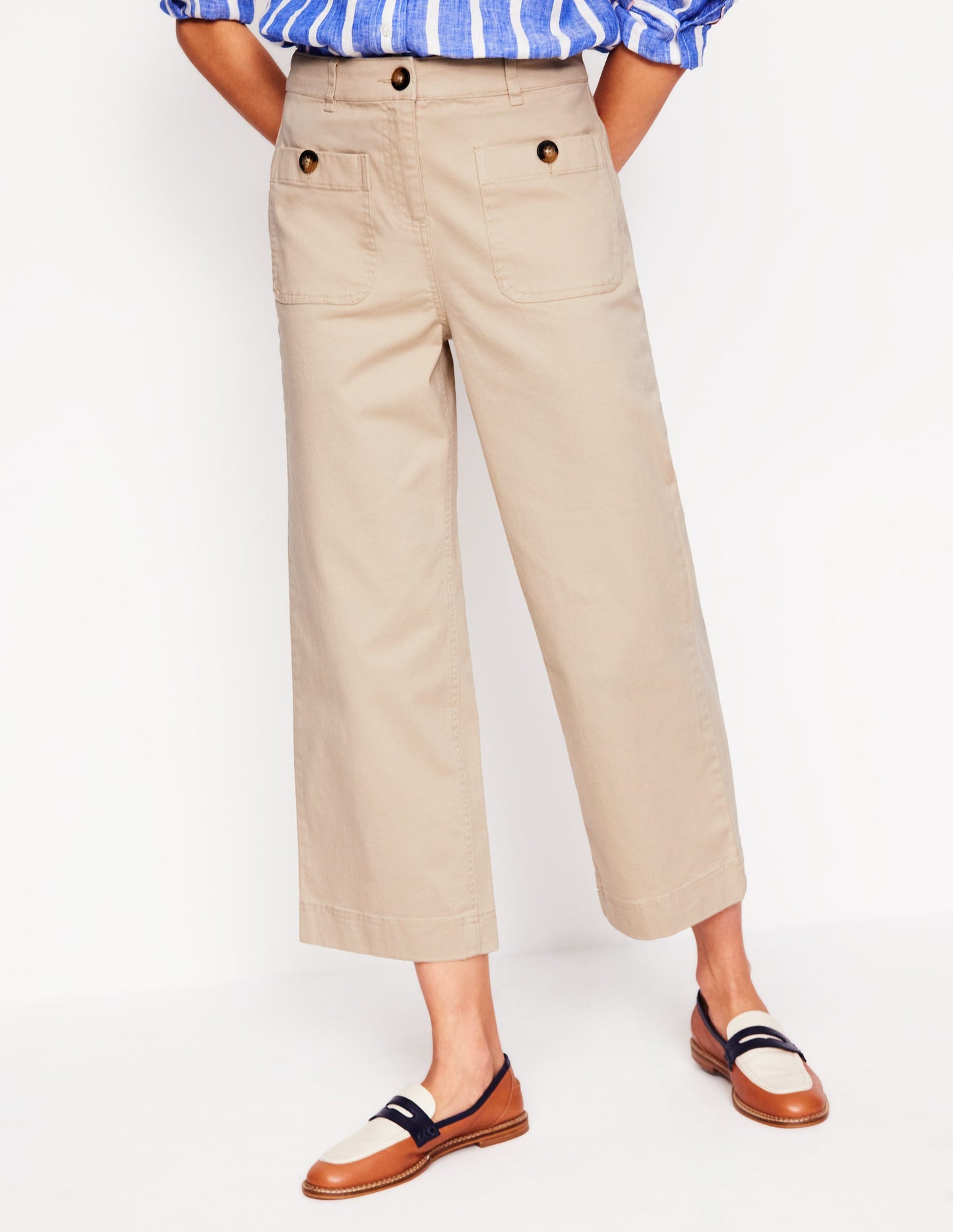 Verkürzte Chinohose mit aufgesetzter Tasche-Beige