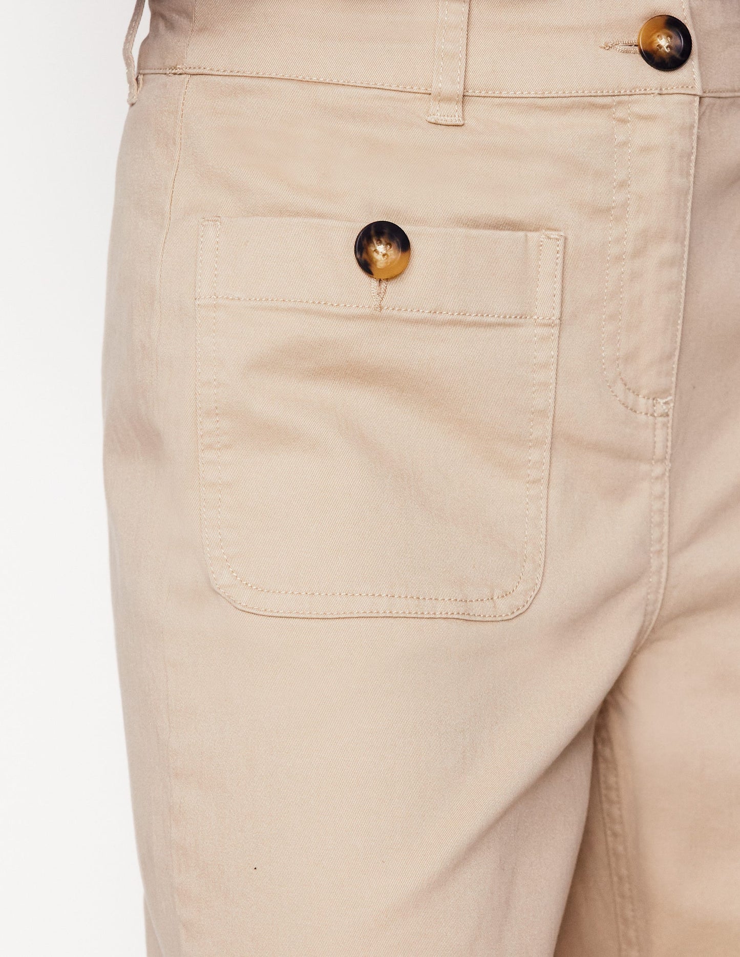 Verkürzte Chinohose mit aufgesetzter Tasche-Beige