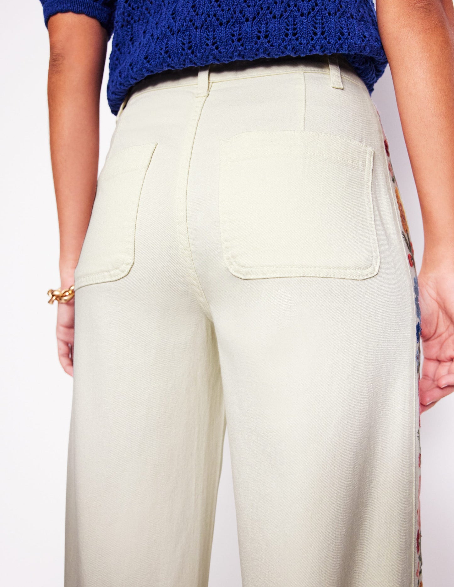 Verkürzte Jeans mit Stickerei-Naturweiß mit Stickerei