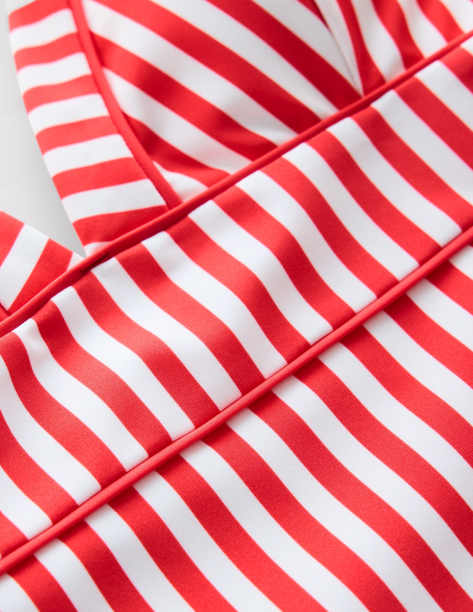 Kasos Badeanzug mit V-Ausschnitt zum Binden-Intensives Korallenrot/Naturweiß Streifen-9