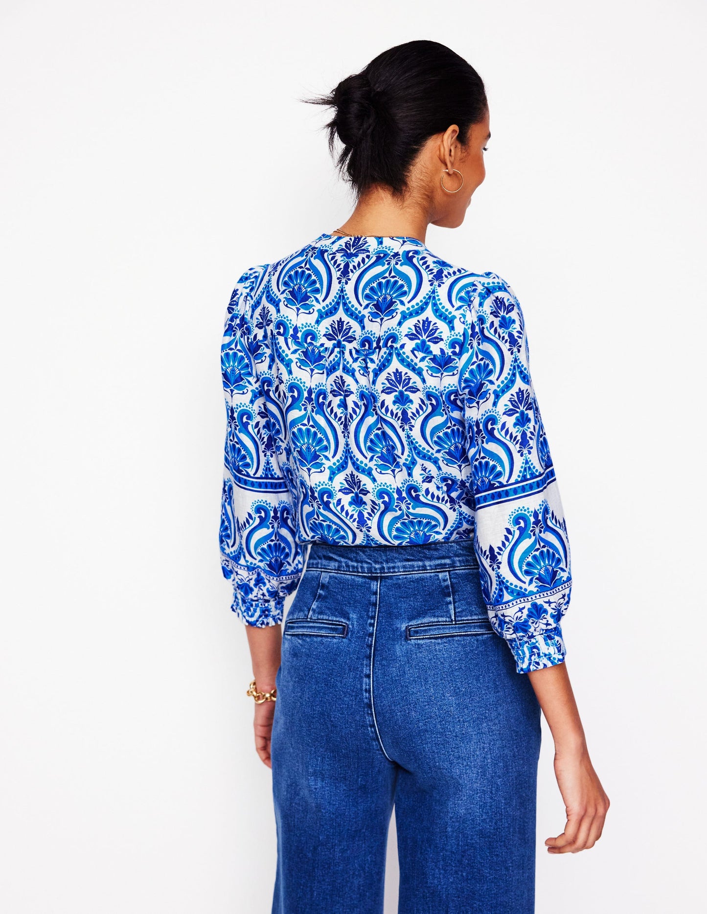 Alicia Oberteil aus Leinen-Blau, Blumenmuster mit Ornamenten