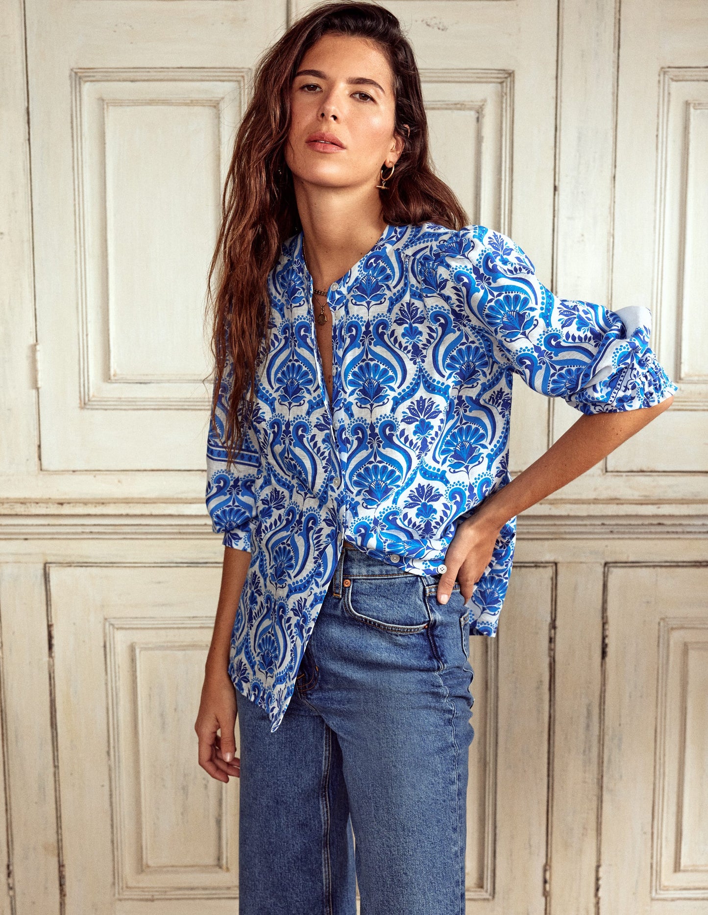 Alicia Oberteil aus Leinen-Blau, Blumenmuster mit Ornamenten