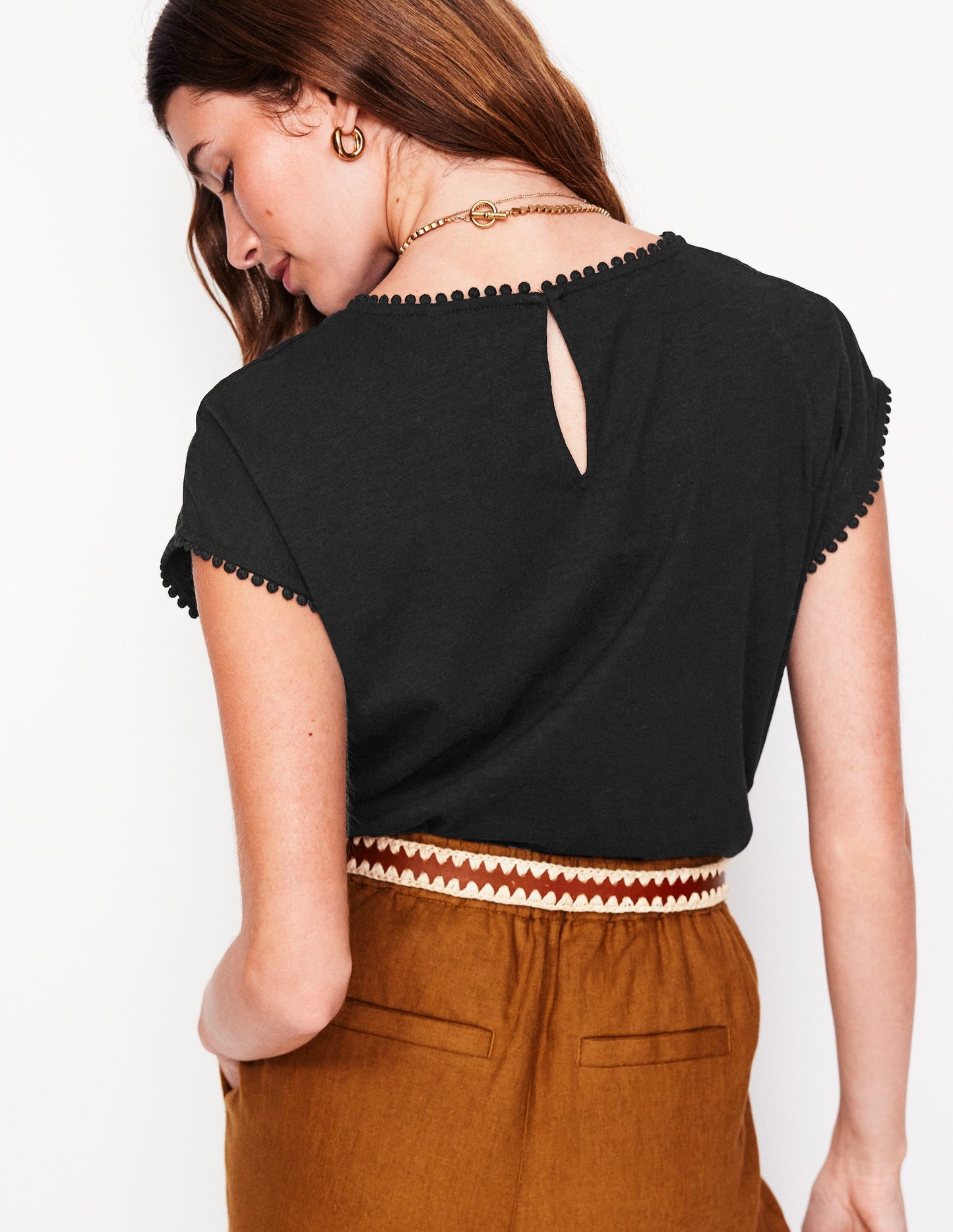 Anya T-Shirt mit Lochstickerei-Schwarz