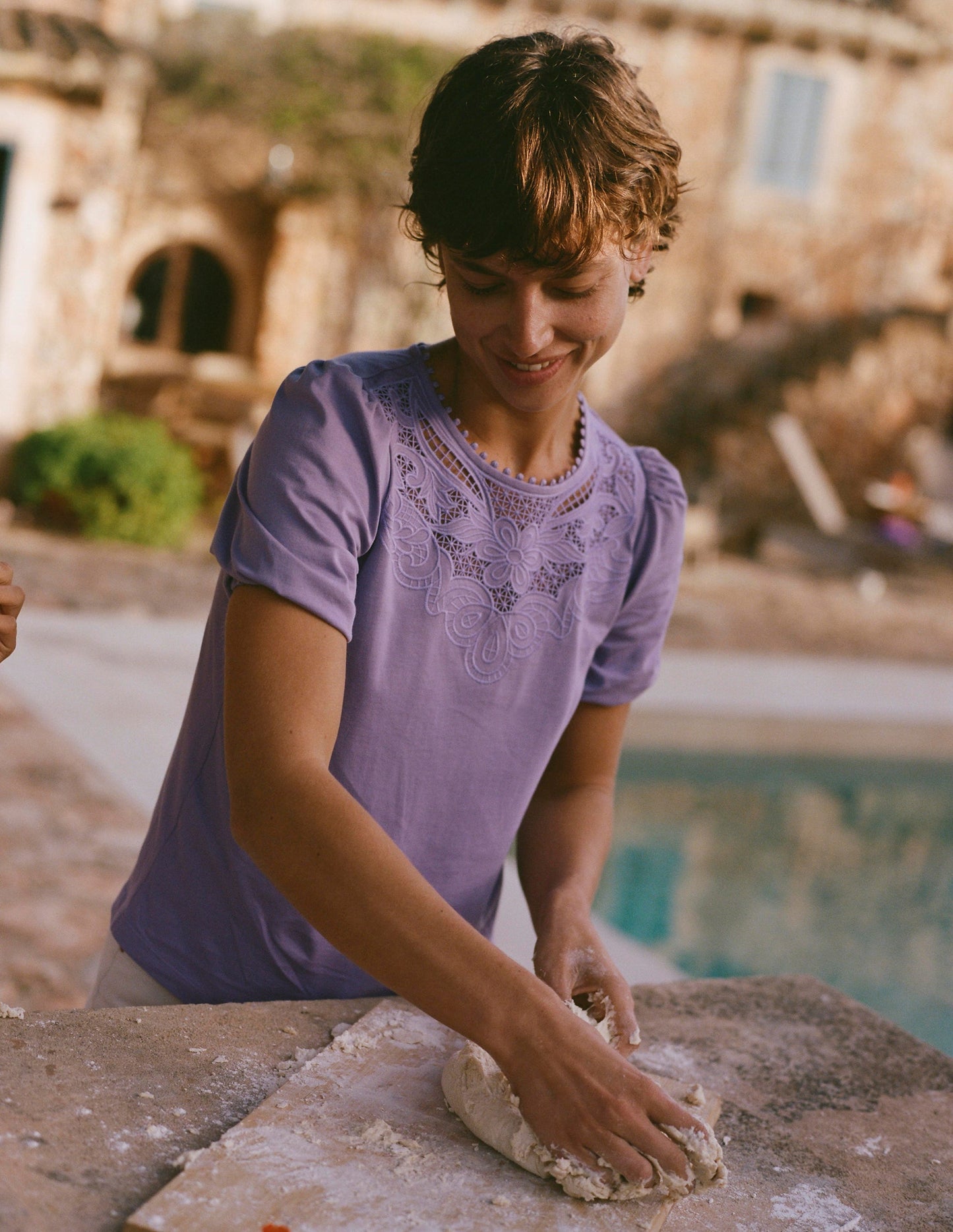 Cutwork-T-Shirt mit Puffärmeln-Asternlila