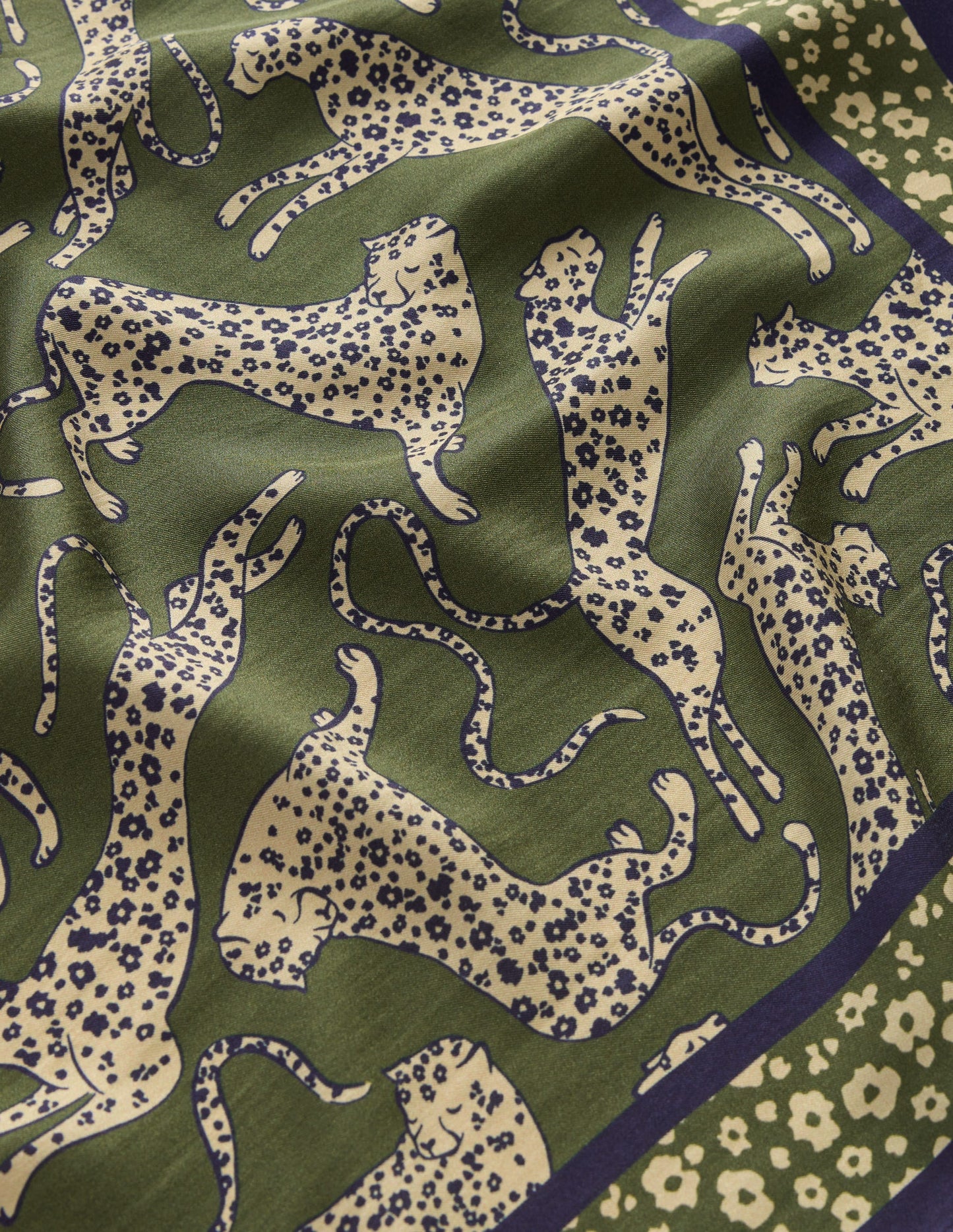 Foulard carré en soie-Léopard bondissant