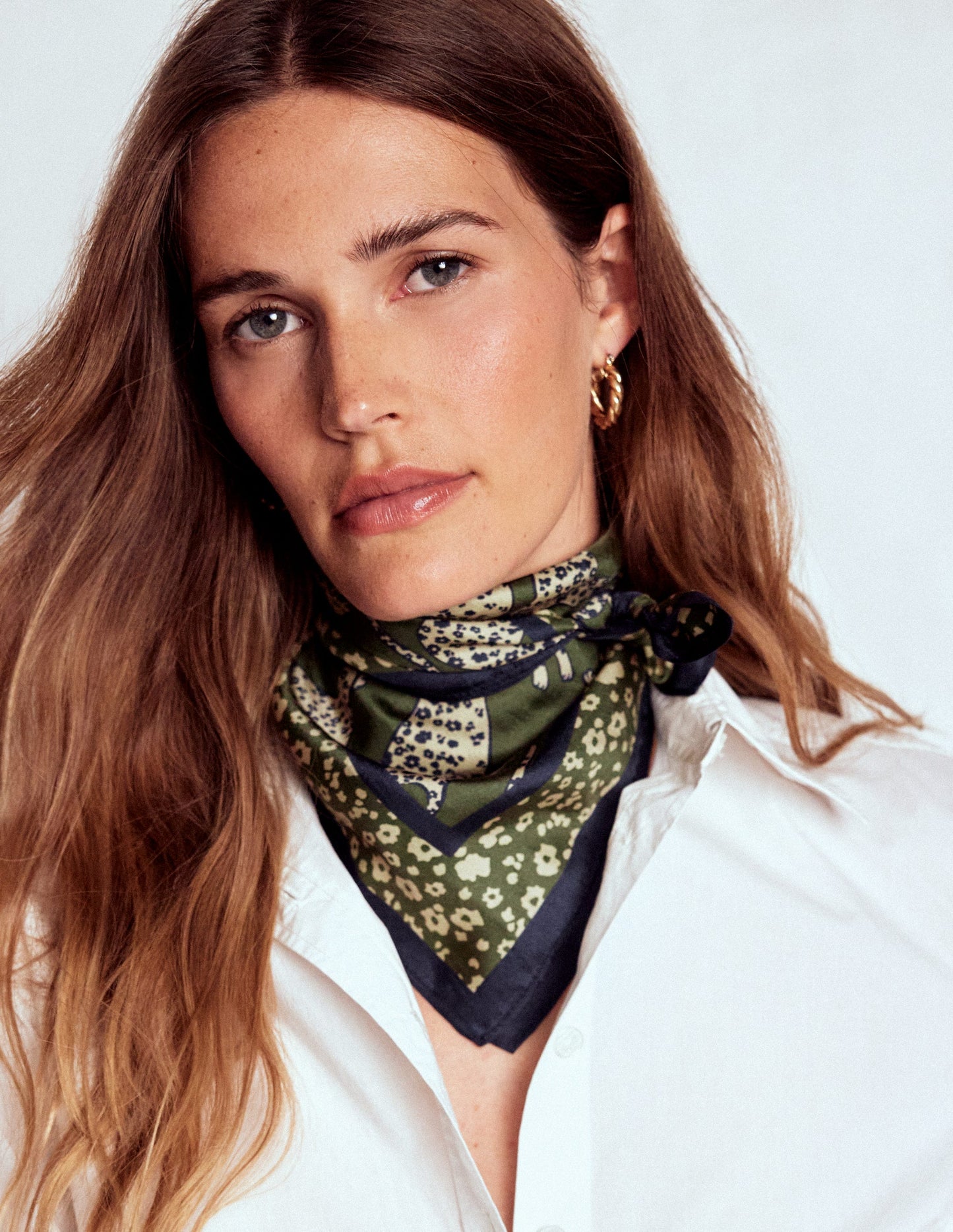 Foulard carré en soie-Léopard bondissant