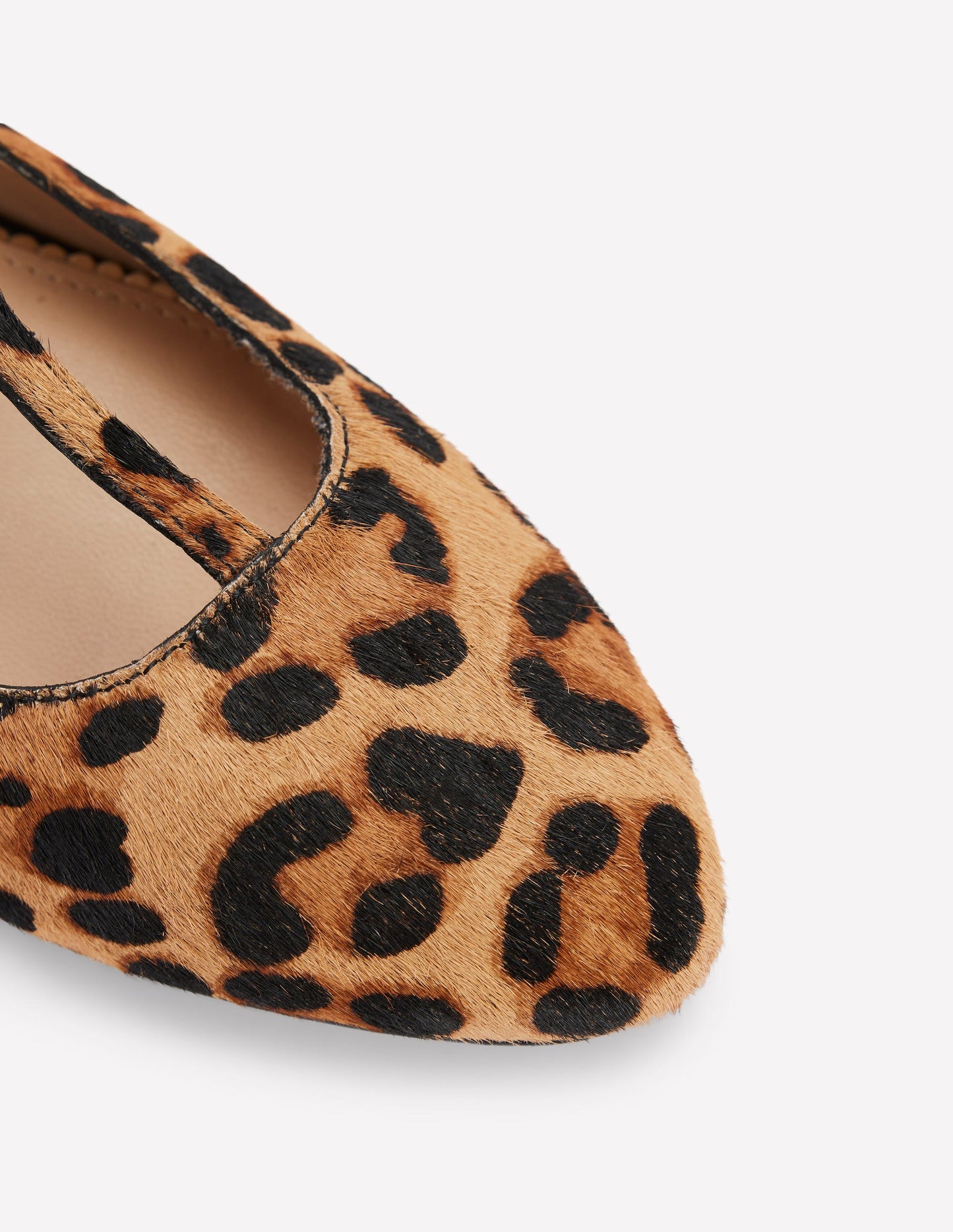 Flache Schuhe mit runder Zehenpartie und T-Steg-Mohair, Leopardenmuster