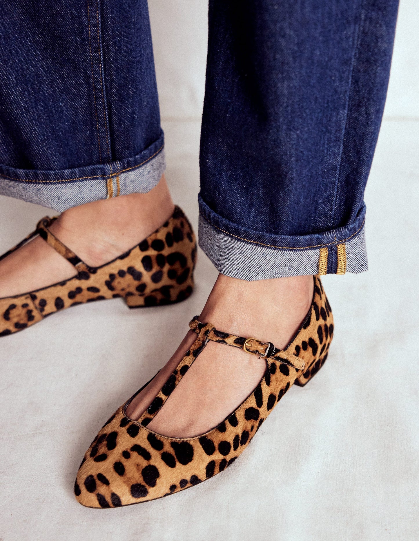 Flache Schuhe mit runder Zehenpartie und T-Steg-Mohair, Leopardenmuster