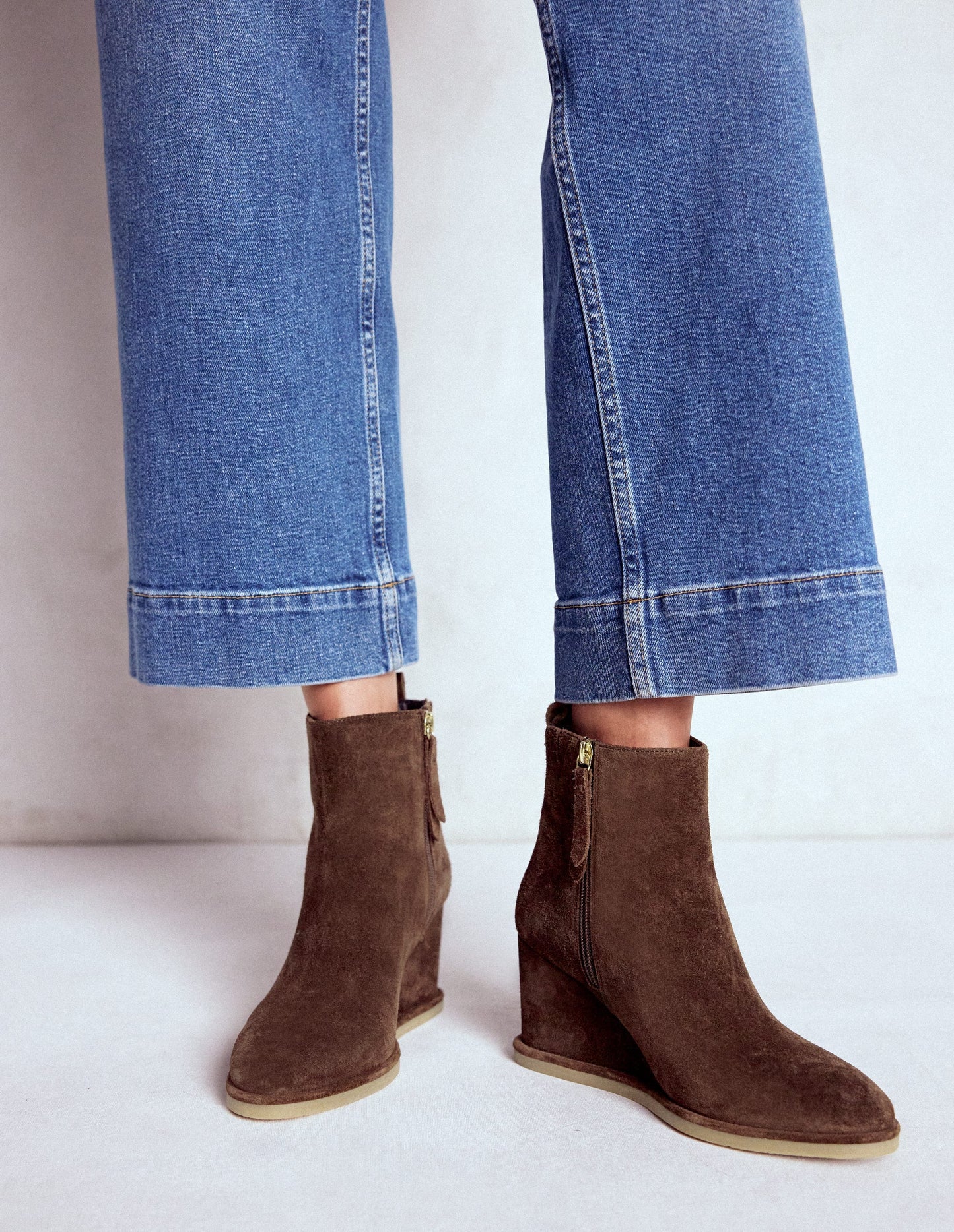 Stiefel mit Keilabsatz-Bitterschokolade