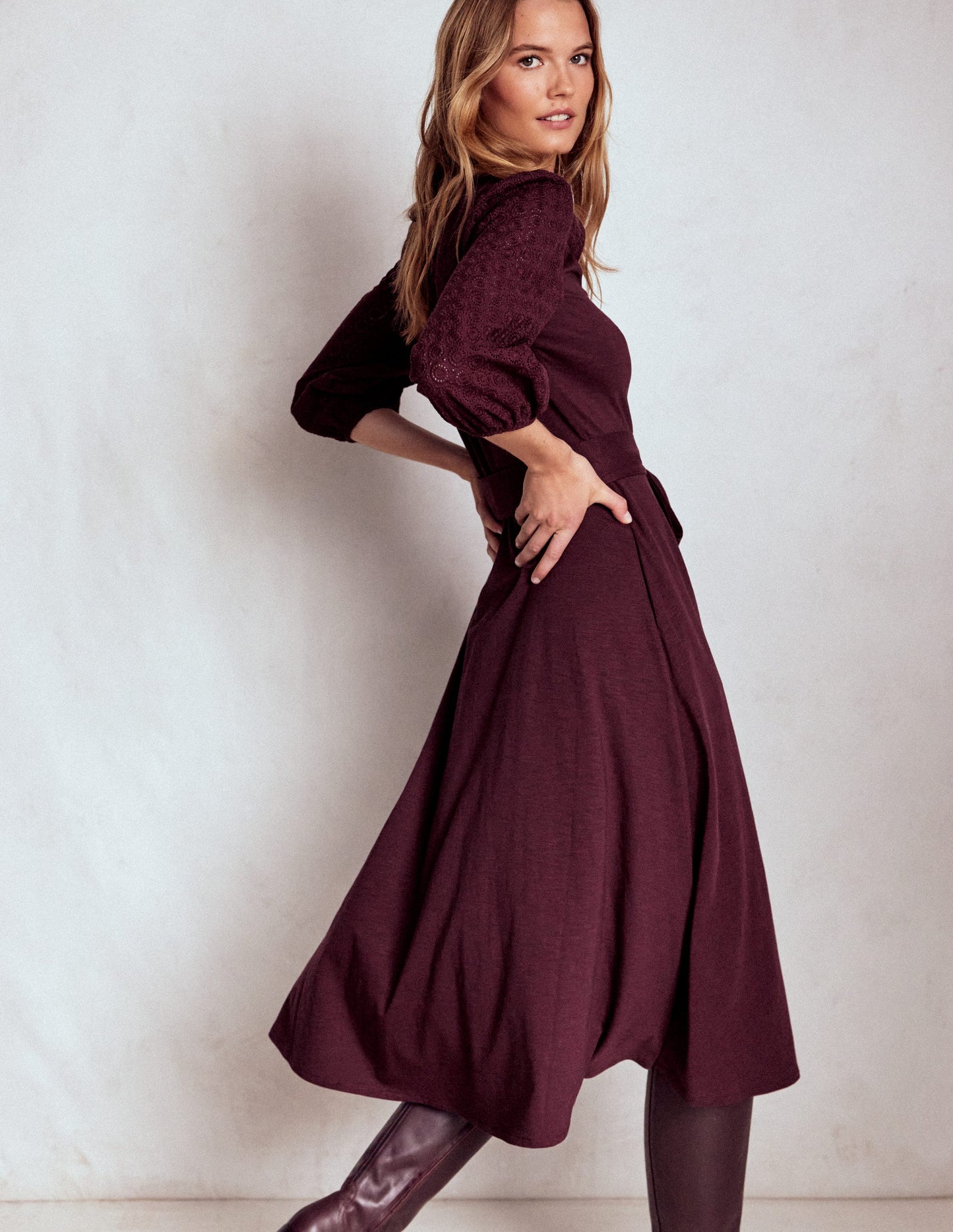 Robe Eden à broderie anglaise en jersey-Cerise foncée