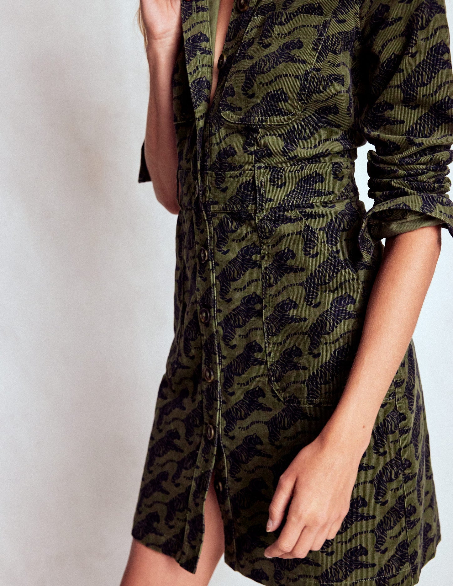 Amanda Kurzes Cordkleid-Waldgrün, Springender Tiger