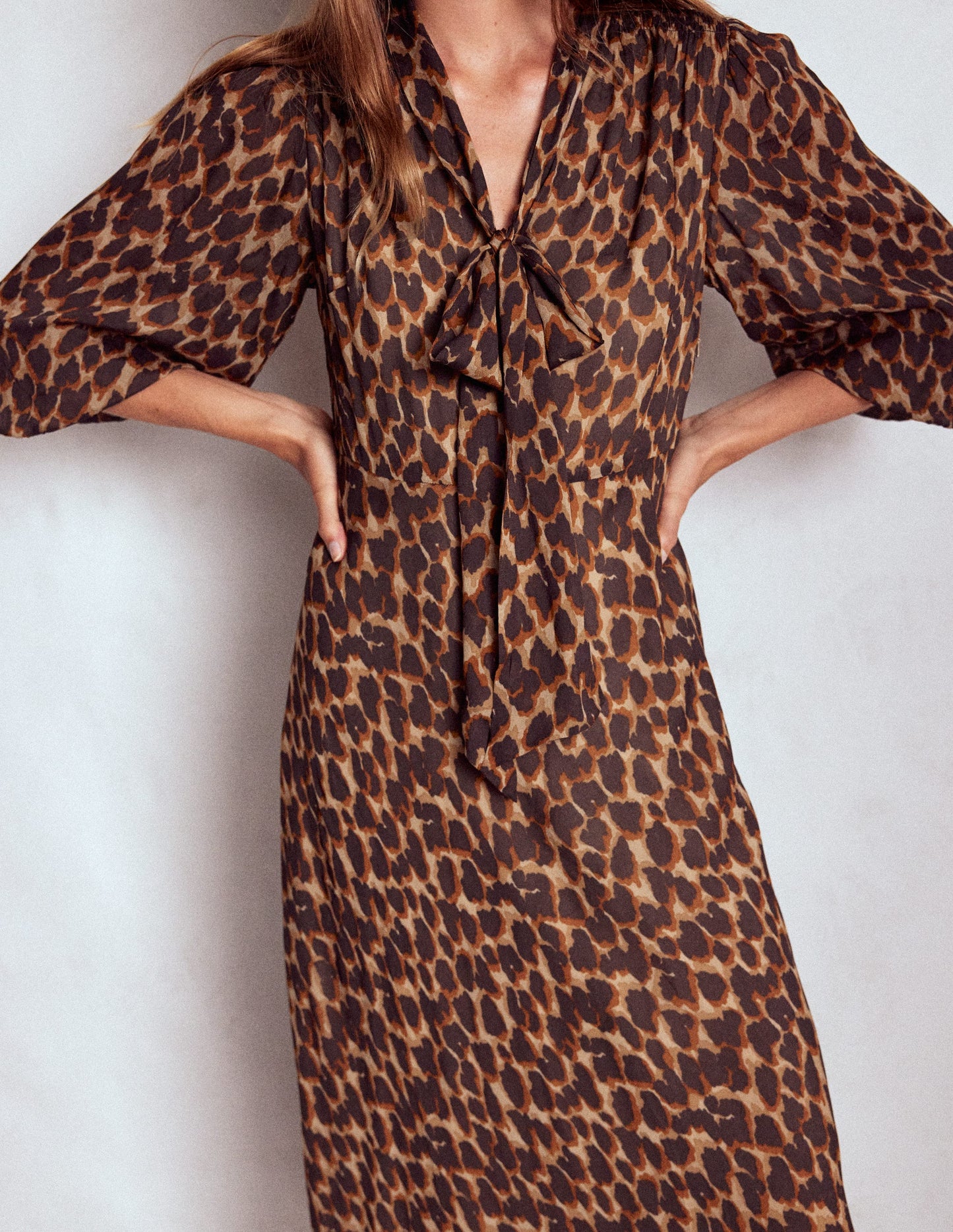 Robe Brooke style 40s avec liens à l'encolure-Sable, pois léopard abstraits