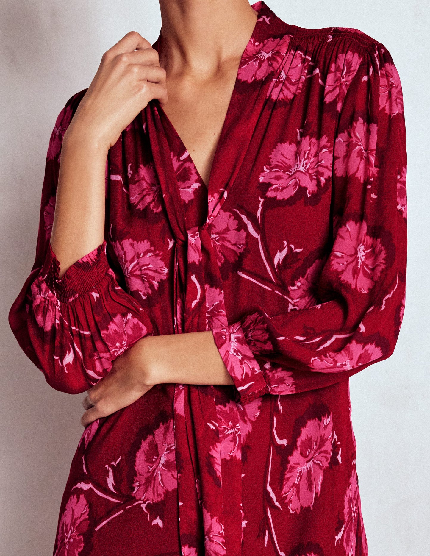 Robe Brooke style 40s avec liens à l'encolure-Rouge canneberge, motif Delicate Vine