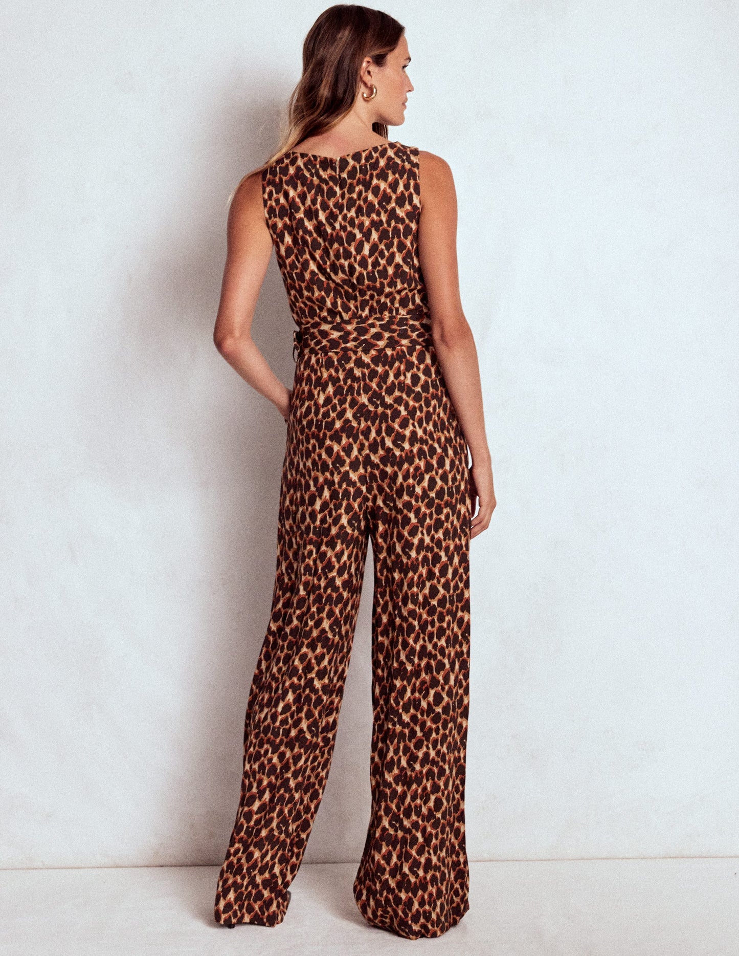Gwen Jumpsuit mit U-Boot-Ausschnitt-Sand, Abstraktes Leopardenmuster