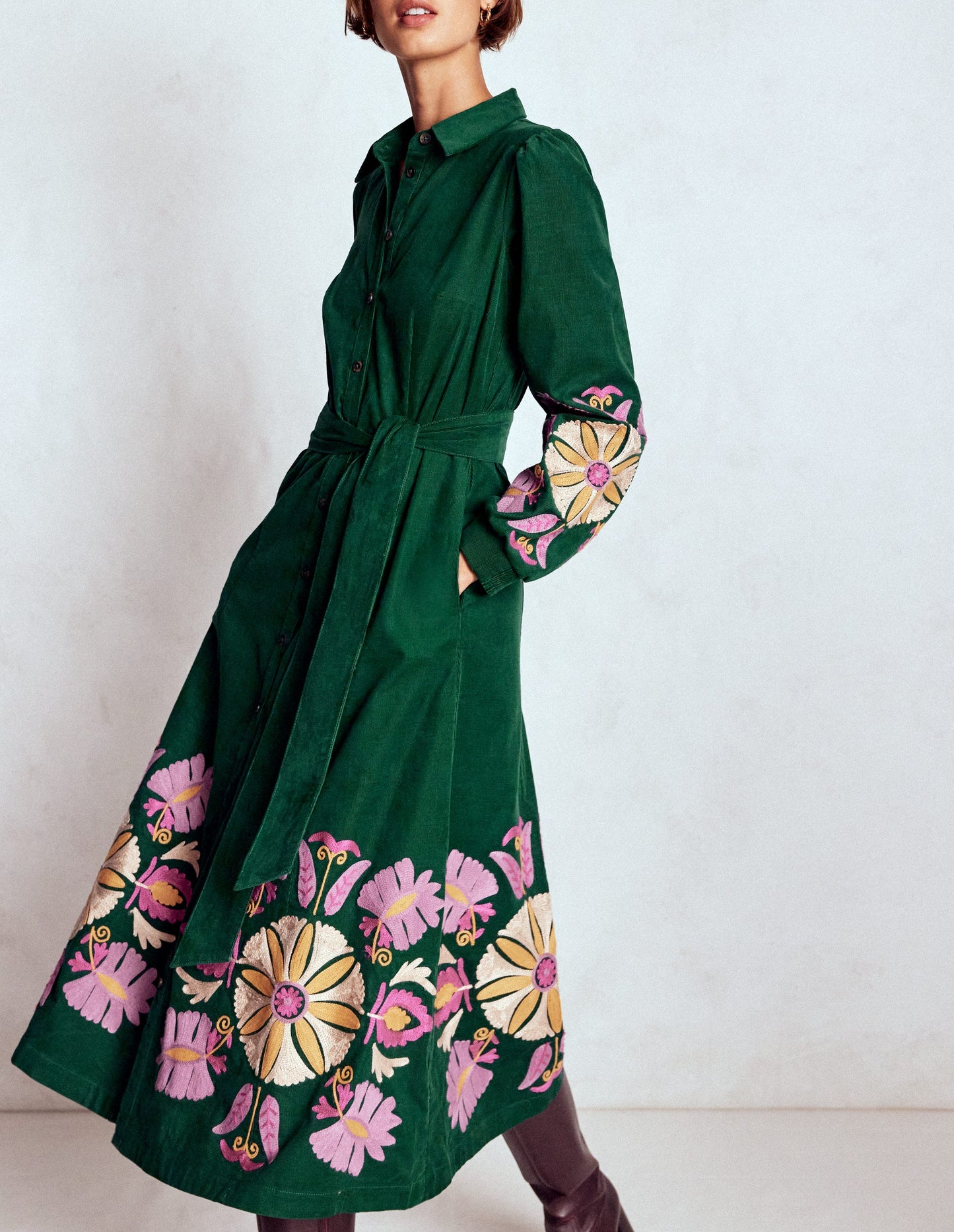 Clara Midikleid aus Cord-Dunkles Smaragdgrün, Stickerei