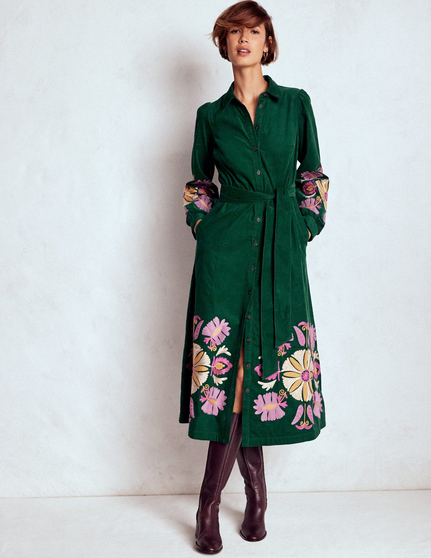 Clara Midikleid aus Cord-Dunkles Smaragdgrün, Stickerei