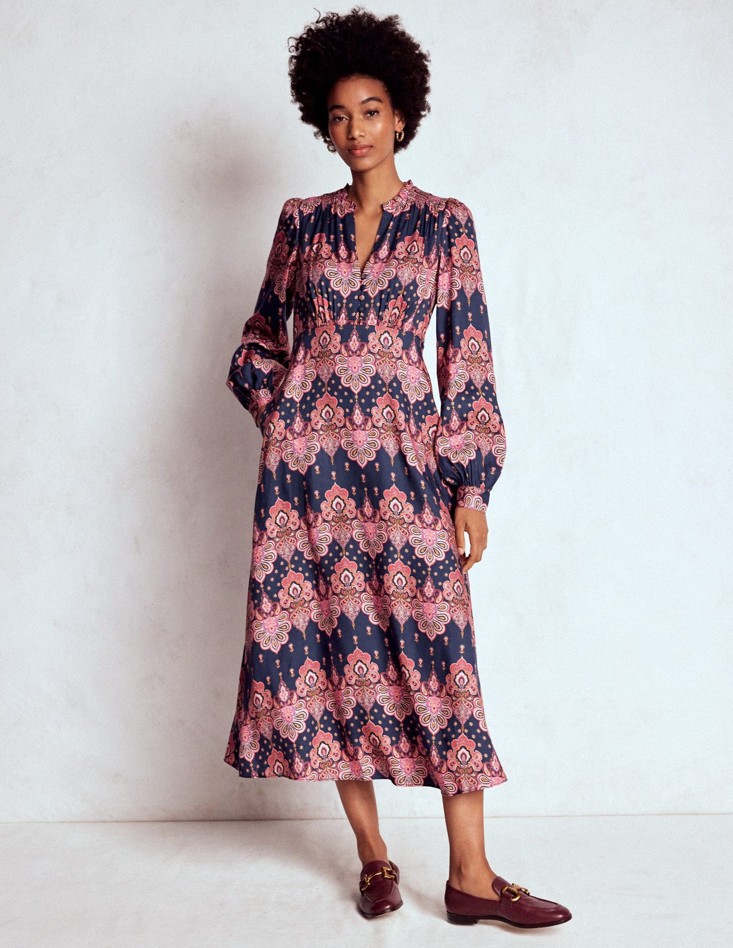 Robe Cassie style 40s à smocks-Bleu marine, motif cachemire ornementé