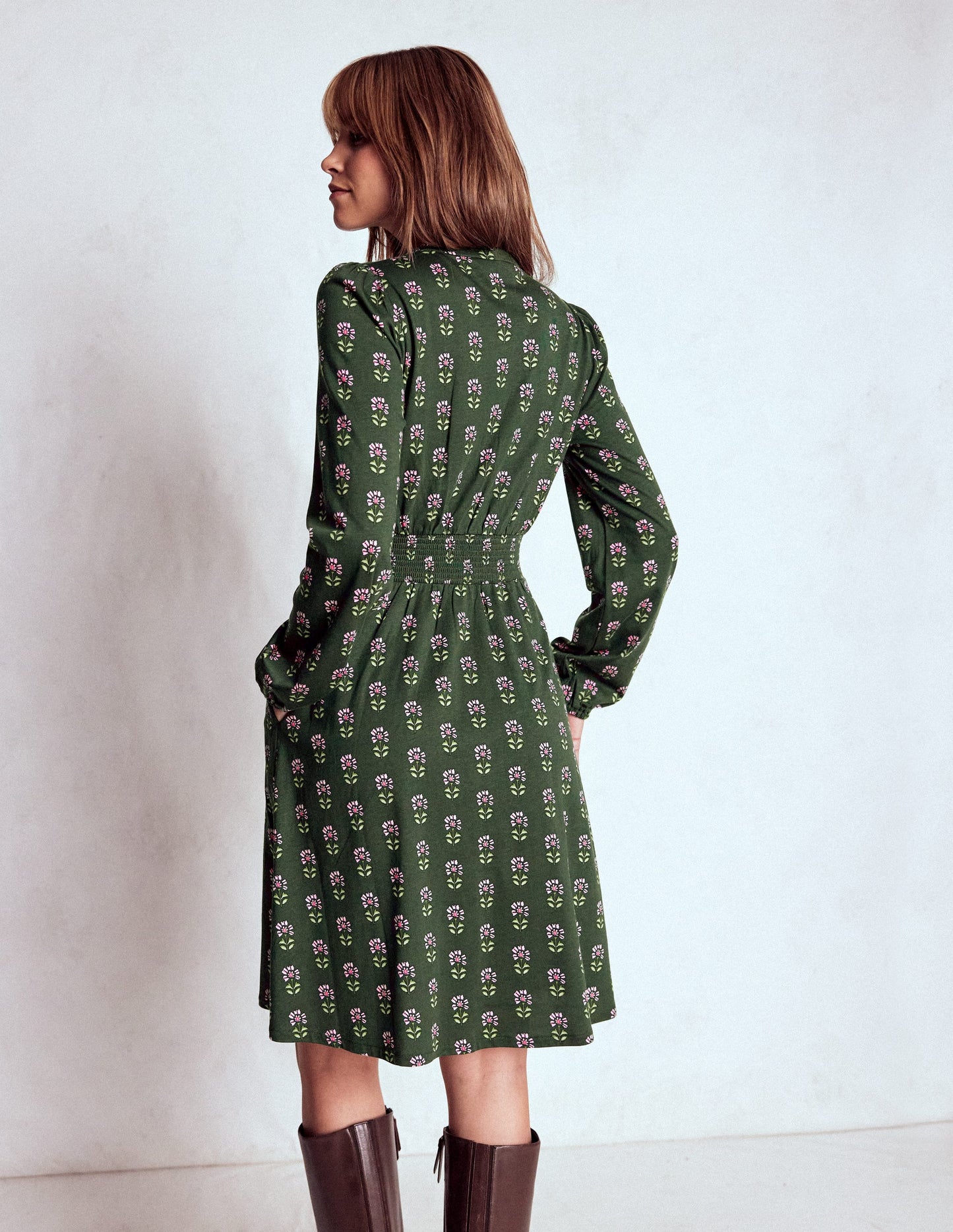 Sarah Kurzes Jerseykleid-Wintermoos, Holzblock Blumenmuster