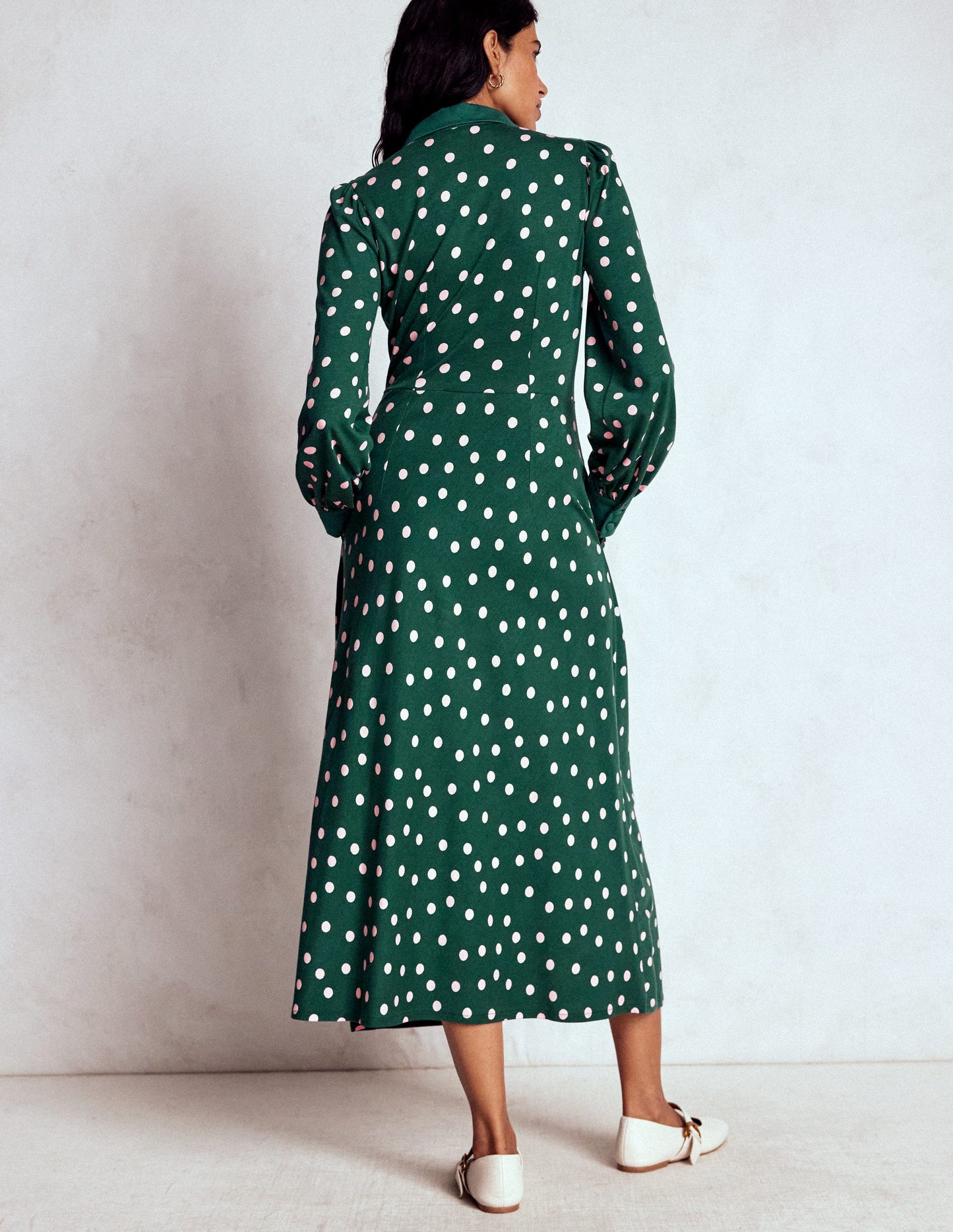 Hemdblusenkleid mit Empire-Taille-Smaragdgrün, Gemalte Tupfen