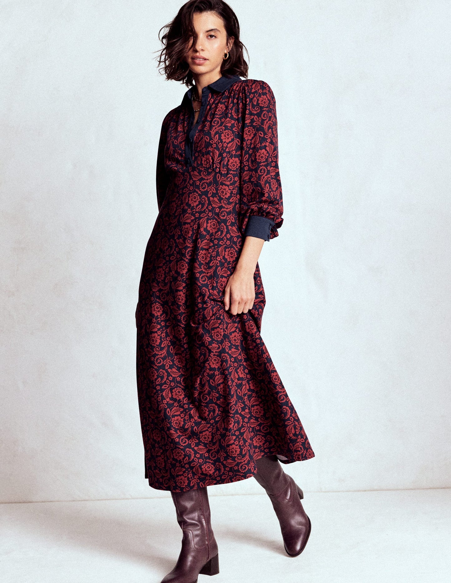 Hemdblusenkleid mit Empire-Taille-Rot, Blumenornamente