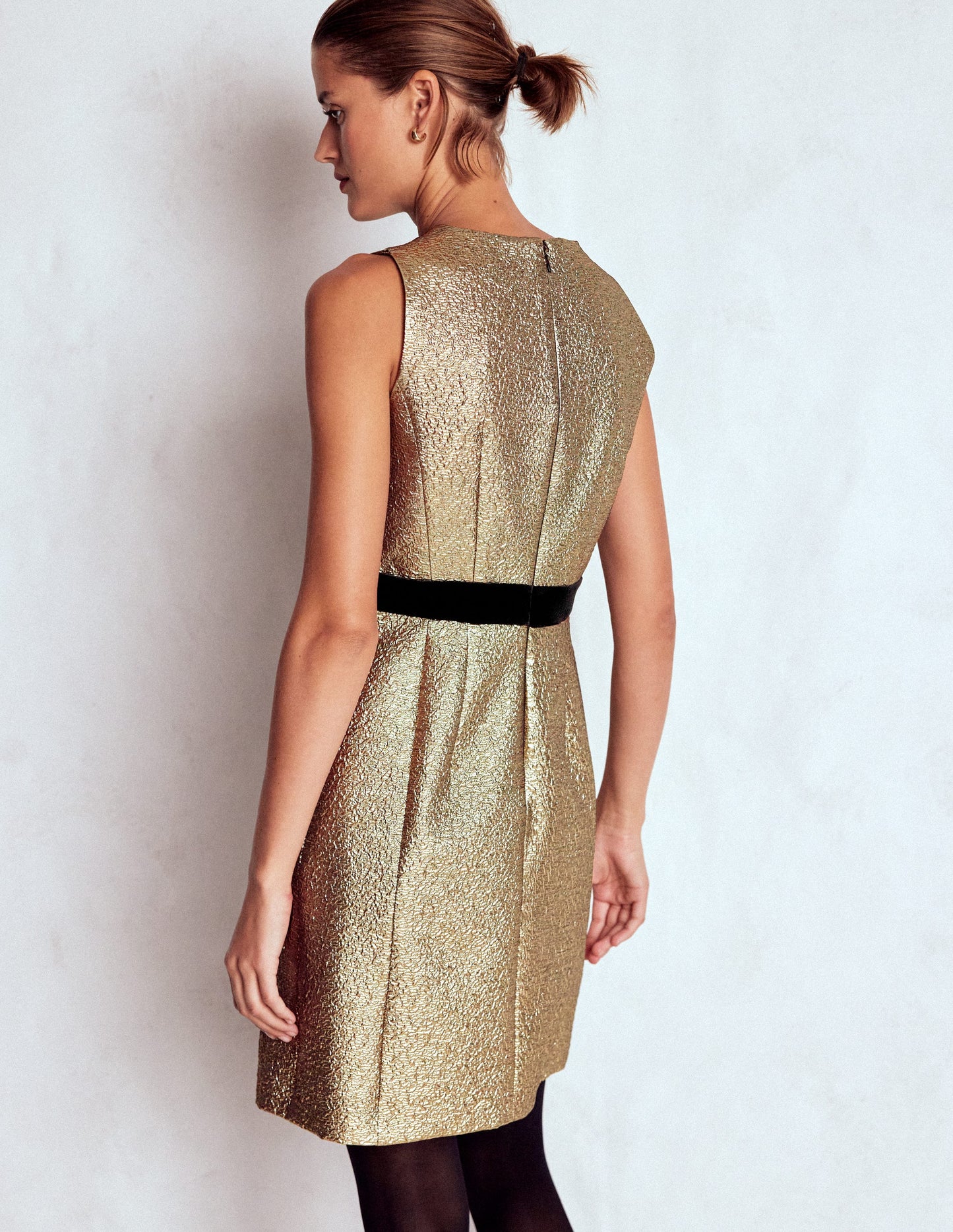 Goldenes Metallic-Etuikleid-Antikes Messing
