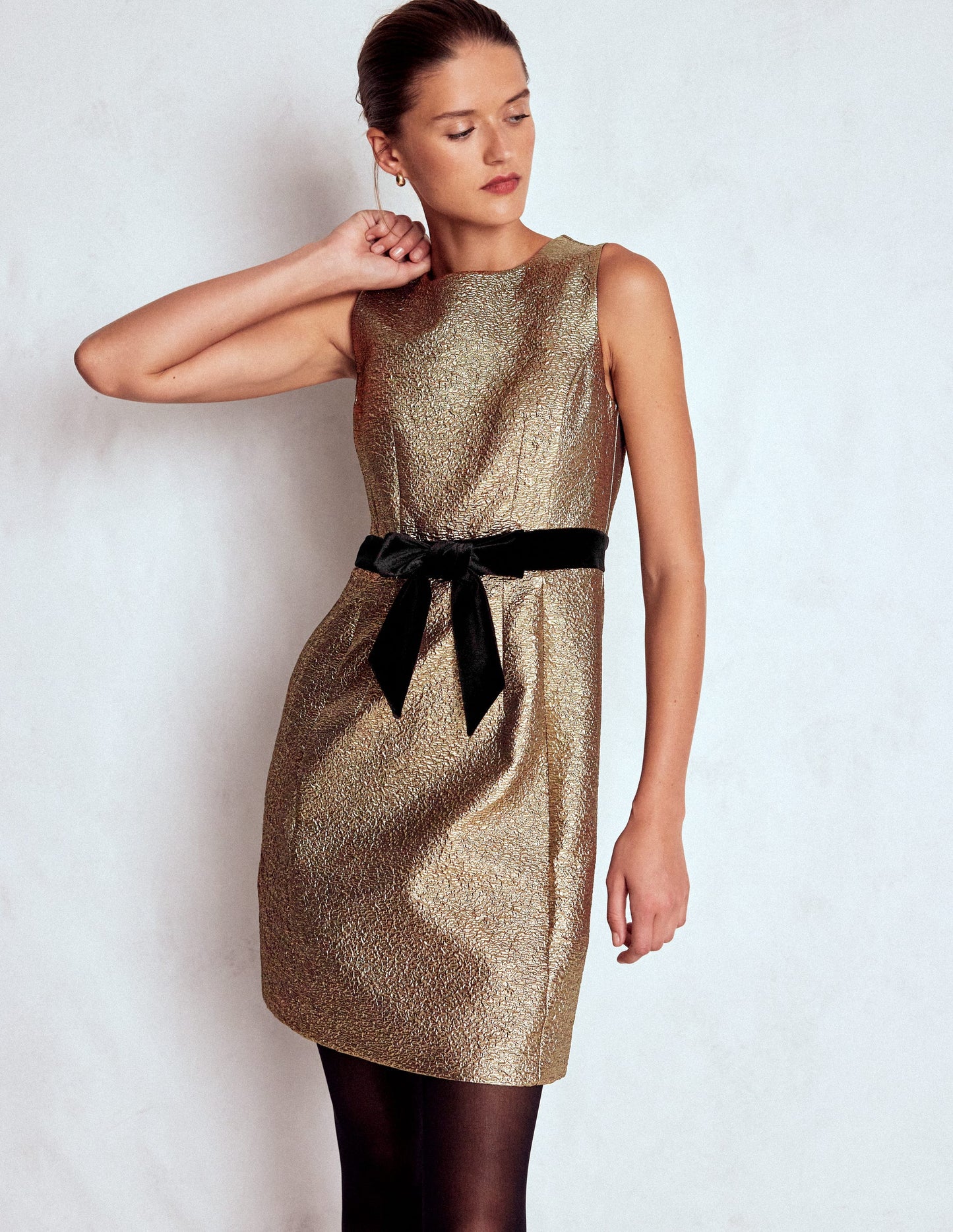 Goldenes Metallic-Etuikleid-Antikes Messing