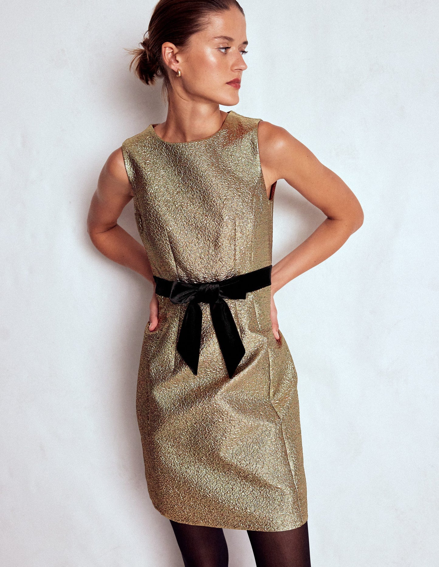 Goldenes Metallic-Etuikleid-Antikes Messing