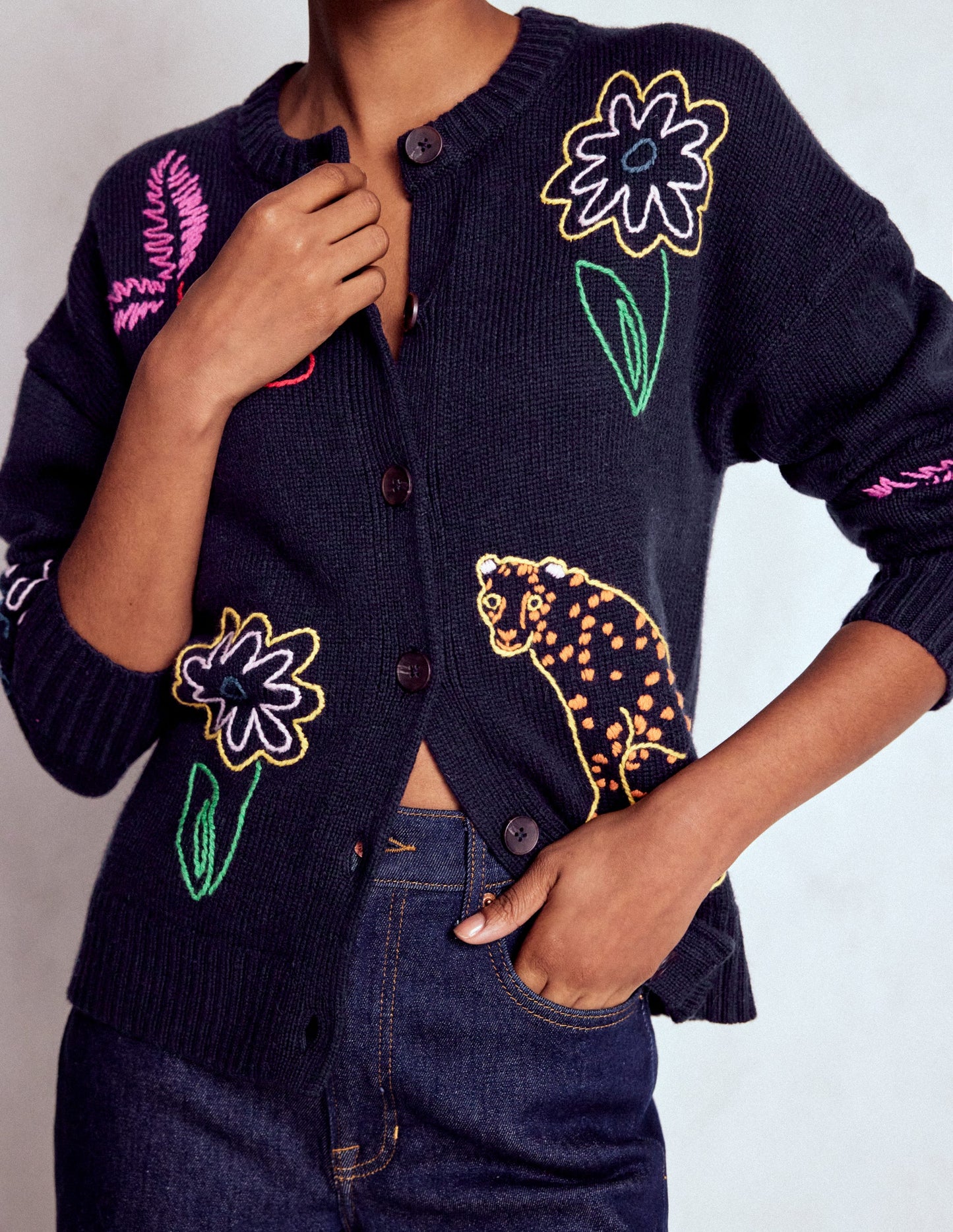 Natalie Strickjacke mit Stickerei-Navy, Stickerei
