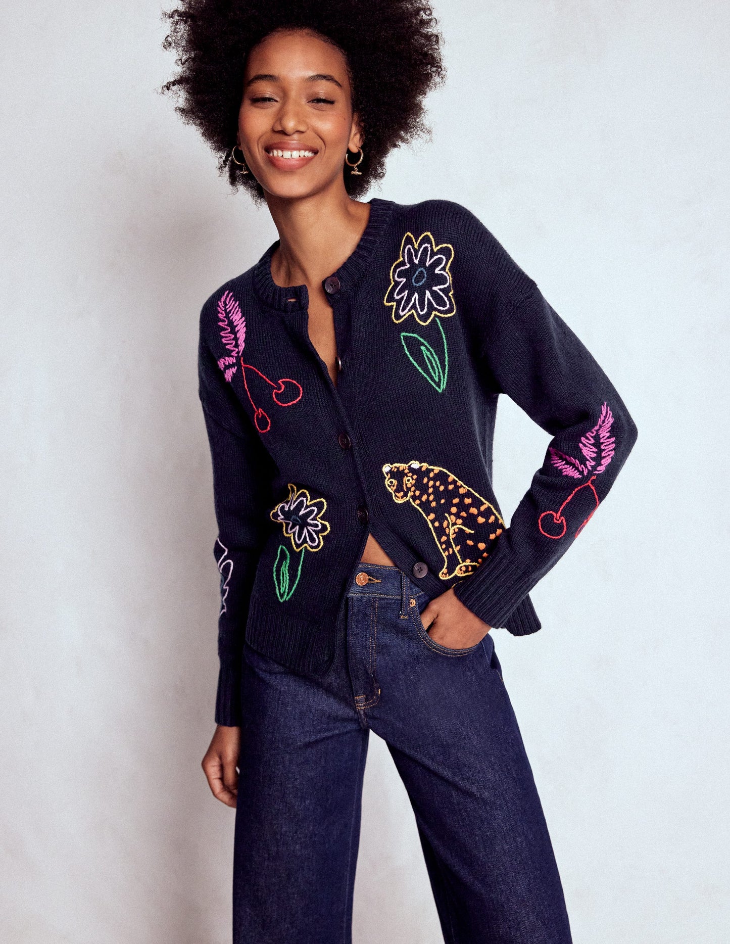 Natalie Strickjacke mit Stickerei-Navy, Stickerei