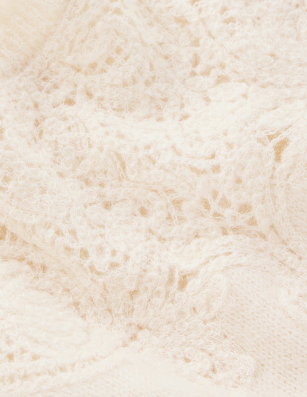Flauschiger Pullover mit Stickerei-Mandelmilch