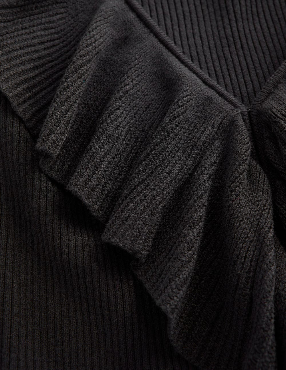 Pull côtelé à col tunisien et volants-Noir