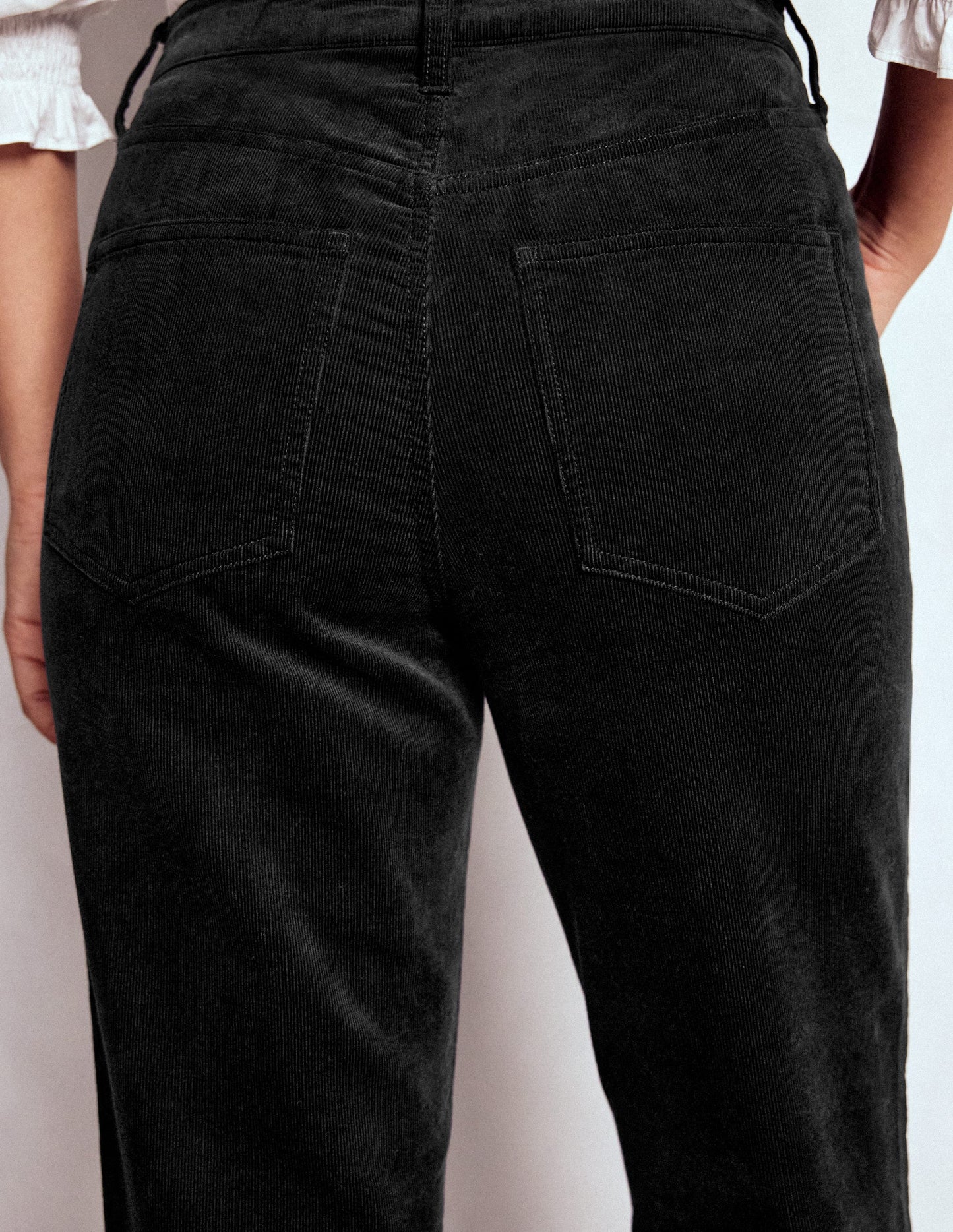 Schmale Cord-Jeans mit hohem Bund-Schwarz