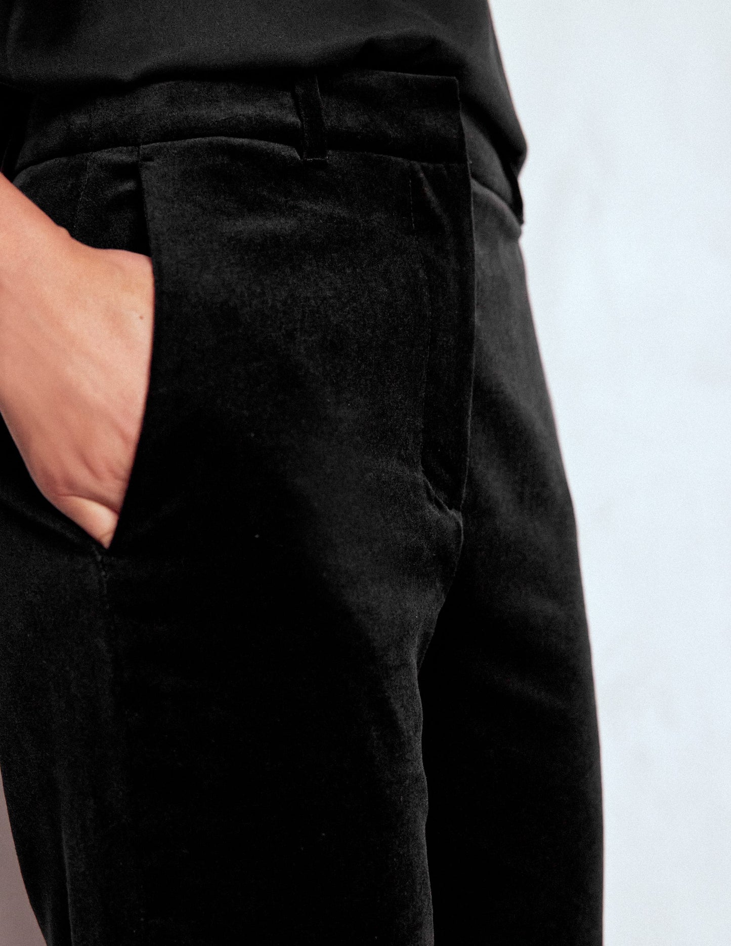 Taillierte Samthose mit Schlag-Schwarz