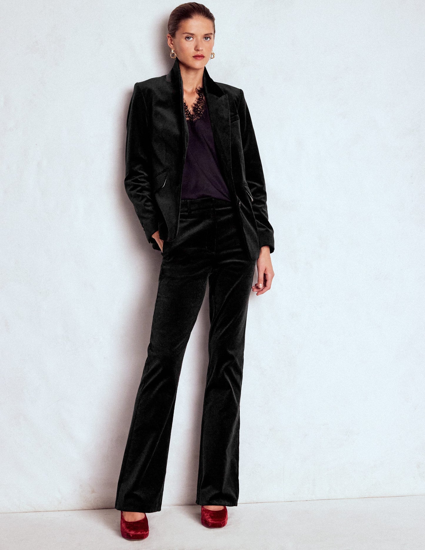Taillierte Samthose mit Schlag-Schwarz