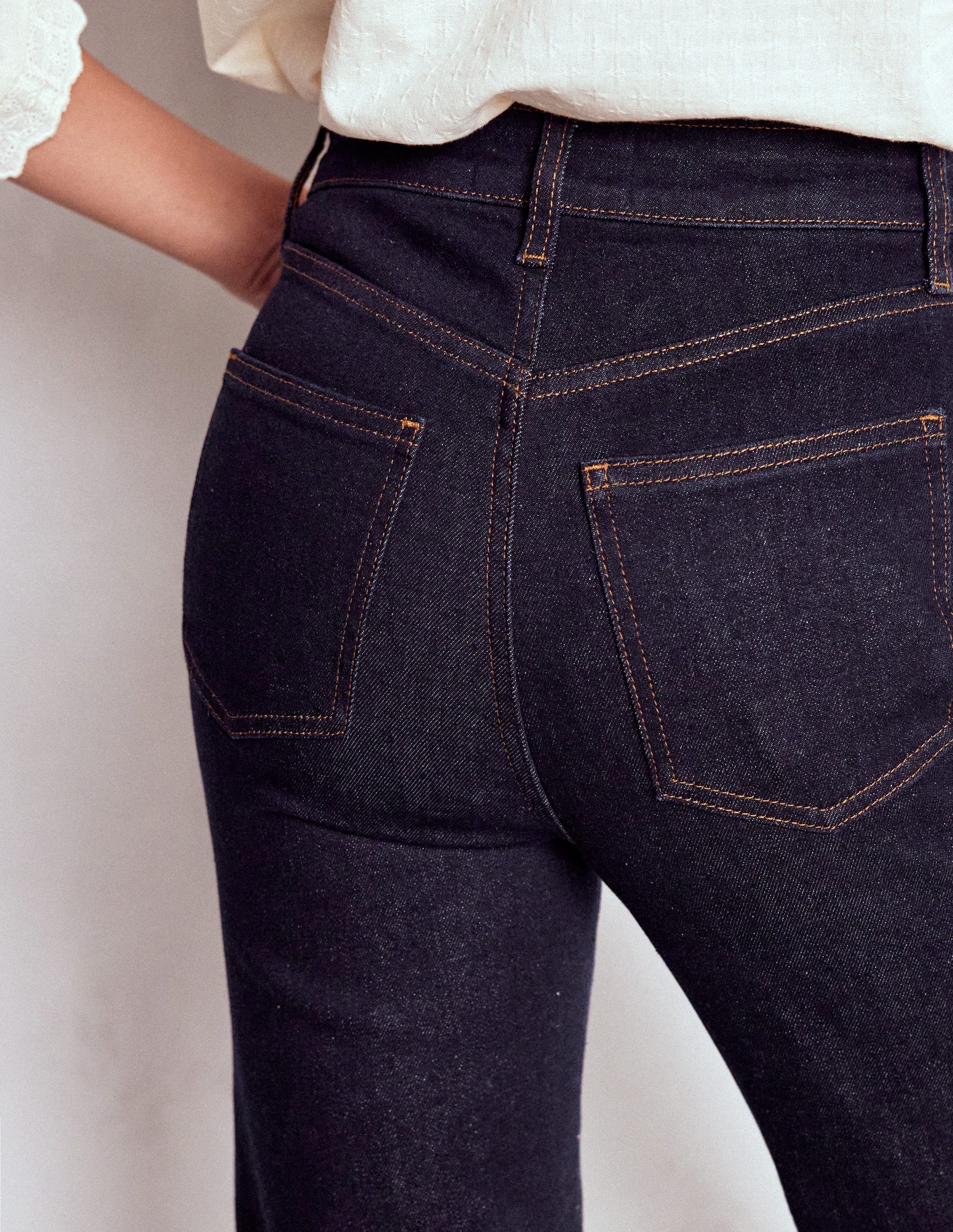 Taillierte Jeans mit hohem Bund und leichtem Schlag-Indigo-5