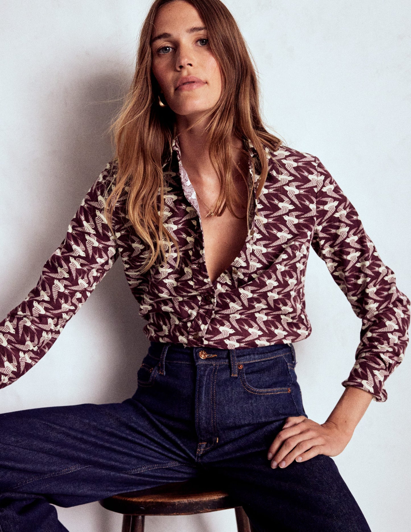 Chemise Sienna en velours côtelé-Cerise foncée, motif Swooping Swallow