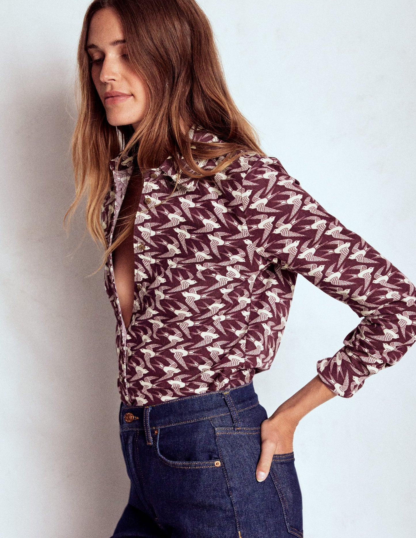 Chemise Sienna en velours côtelé-Cerise foncée, motif Swooping Swallow