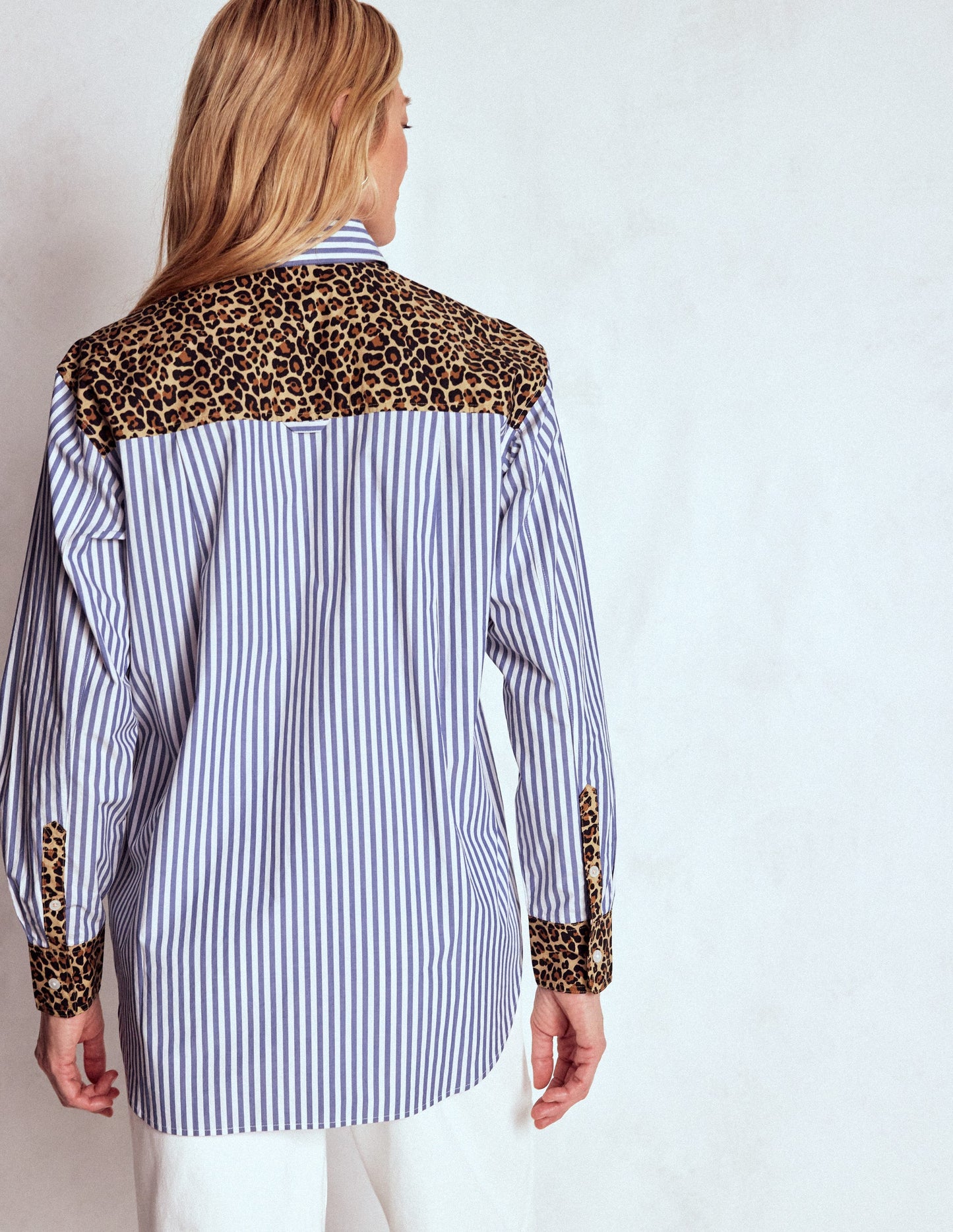 Sadie Lockeres Baumwollhemd-Blaue Streifen, Gepard-Pop-Kuddelmuddel