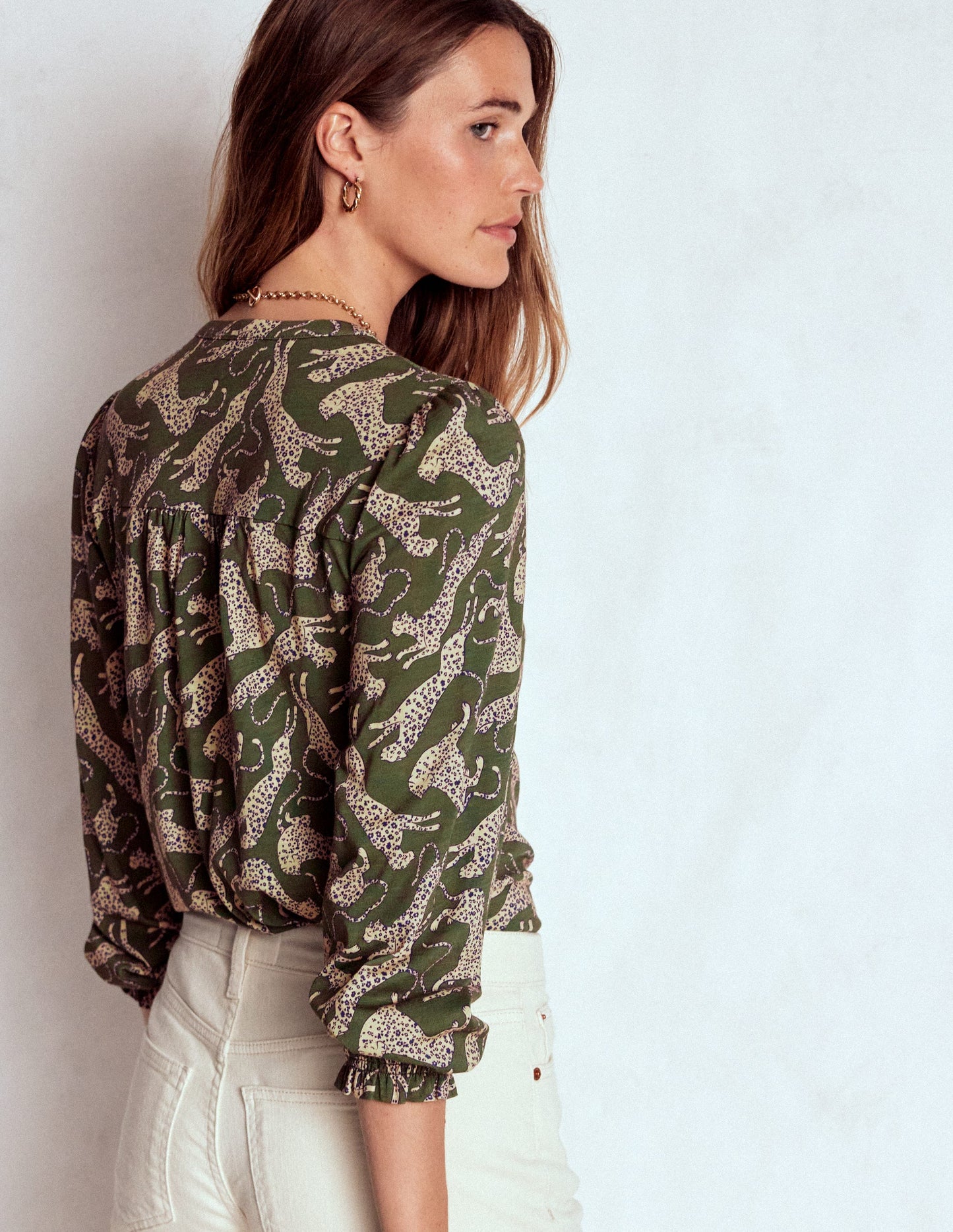 Elsa Jerseyhemd mit gesmokter Passe-Grün, Springender Leopard