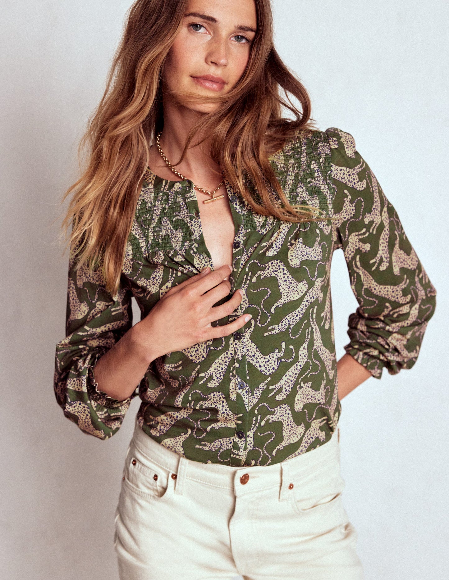 Elsa Jerseyhemd mit gesmokter Passe-Grün, Springender Leopard
