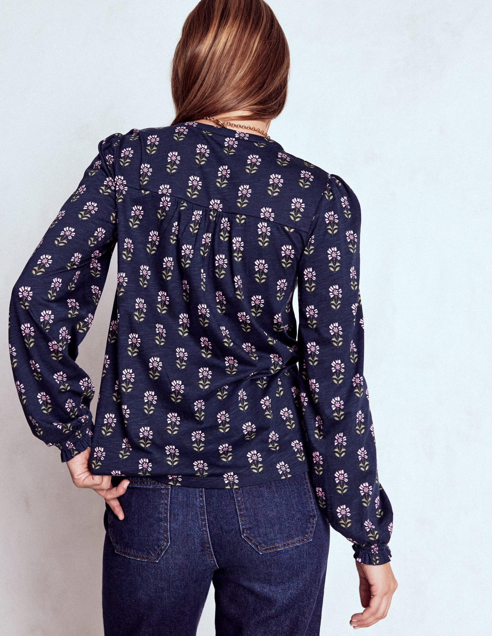 Elsa Jerseyhemd mit gesmokter Passe-Marineblau, Holzblock-Blumenmuster-4